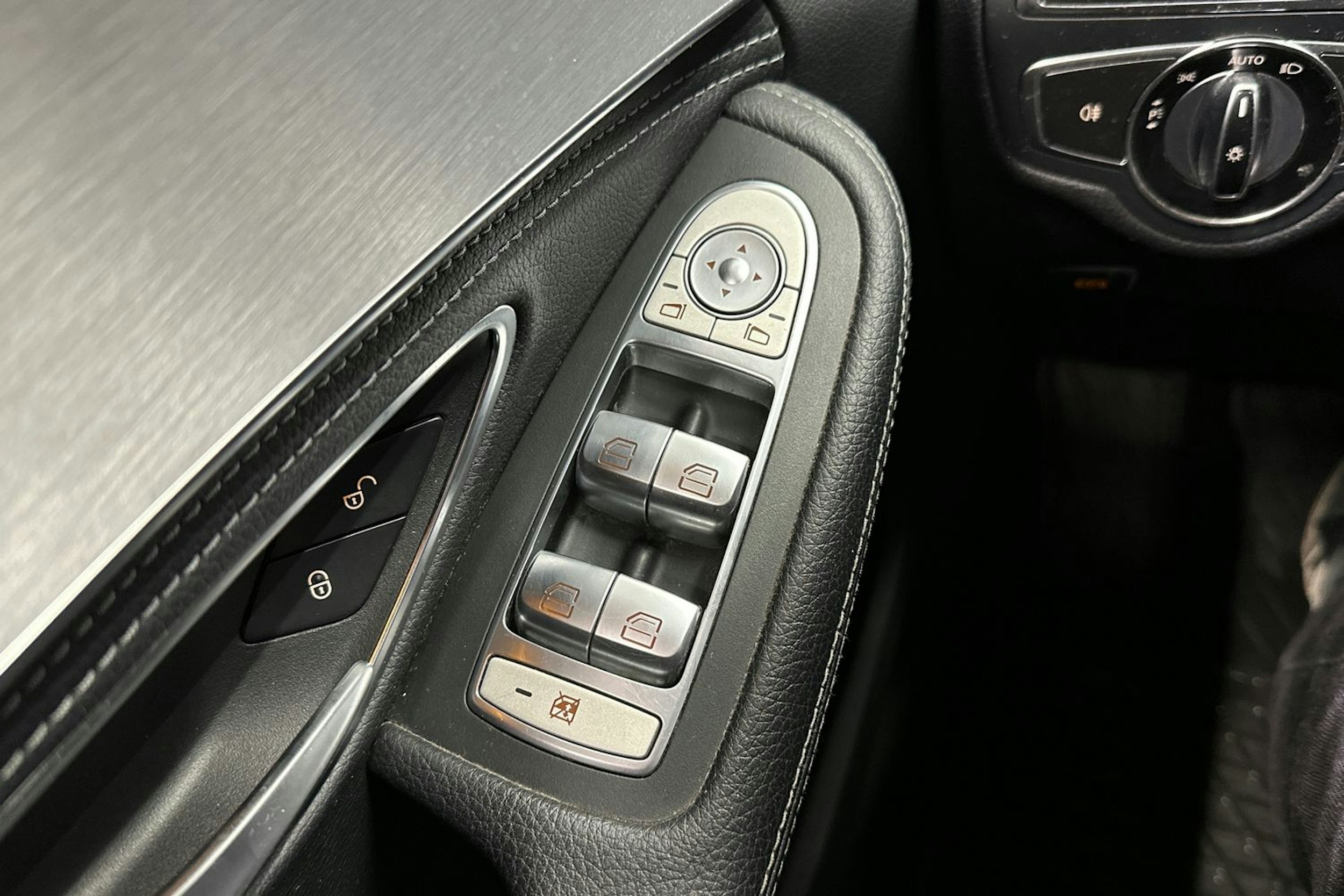 met. musta Mercedes-Benz C 2014 kuva 28.