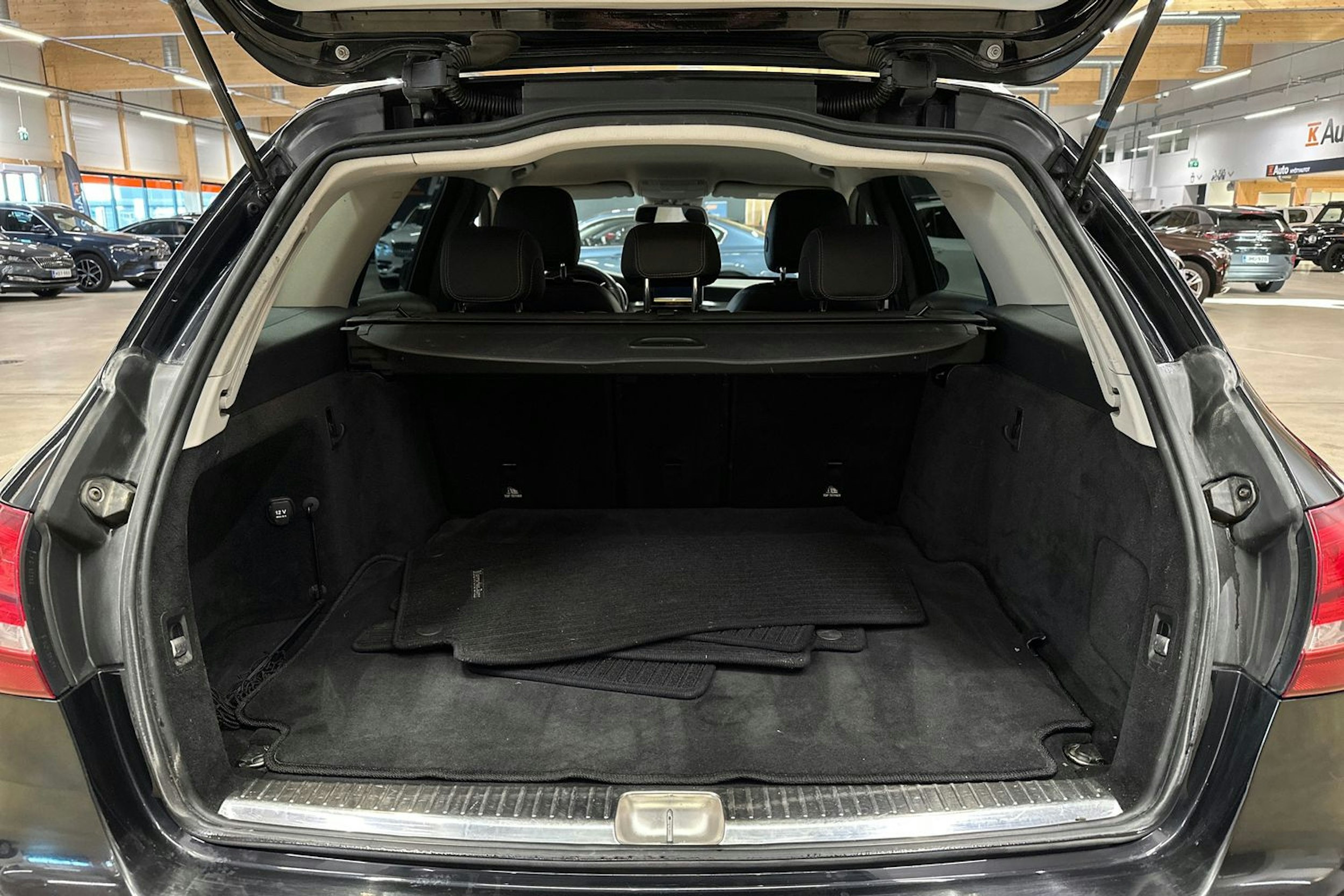 met. musta Mercedes-Benz C 2014 kuva 30.