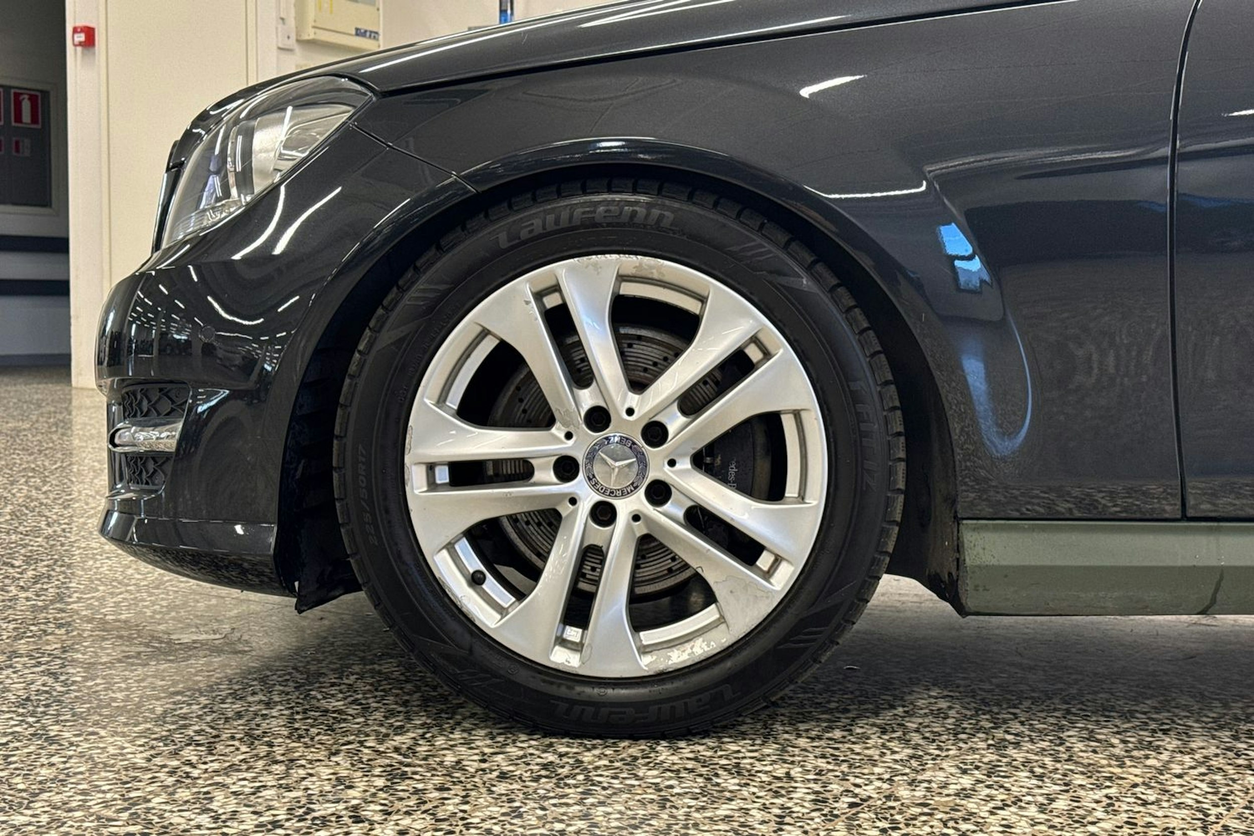 harmaa Mercedes-Benz C 2014 kuva 33.