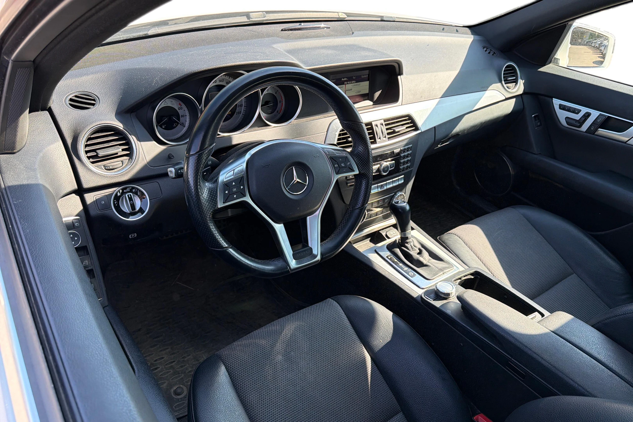 Valkoinen Mercedes-Benz C 2014 kuva 3.