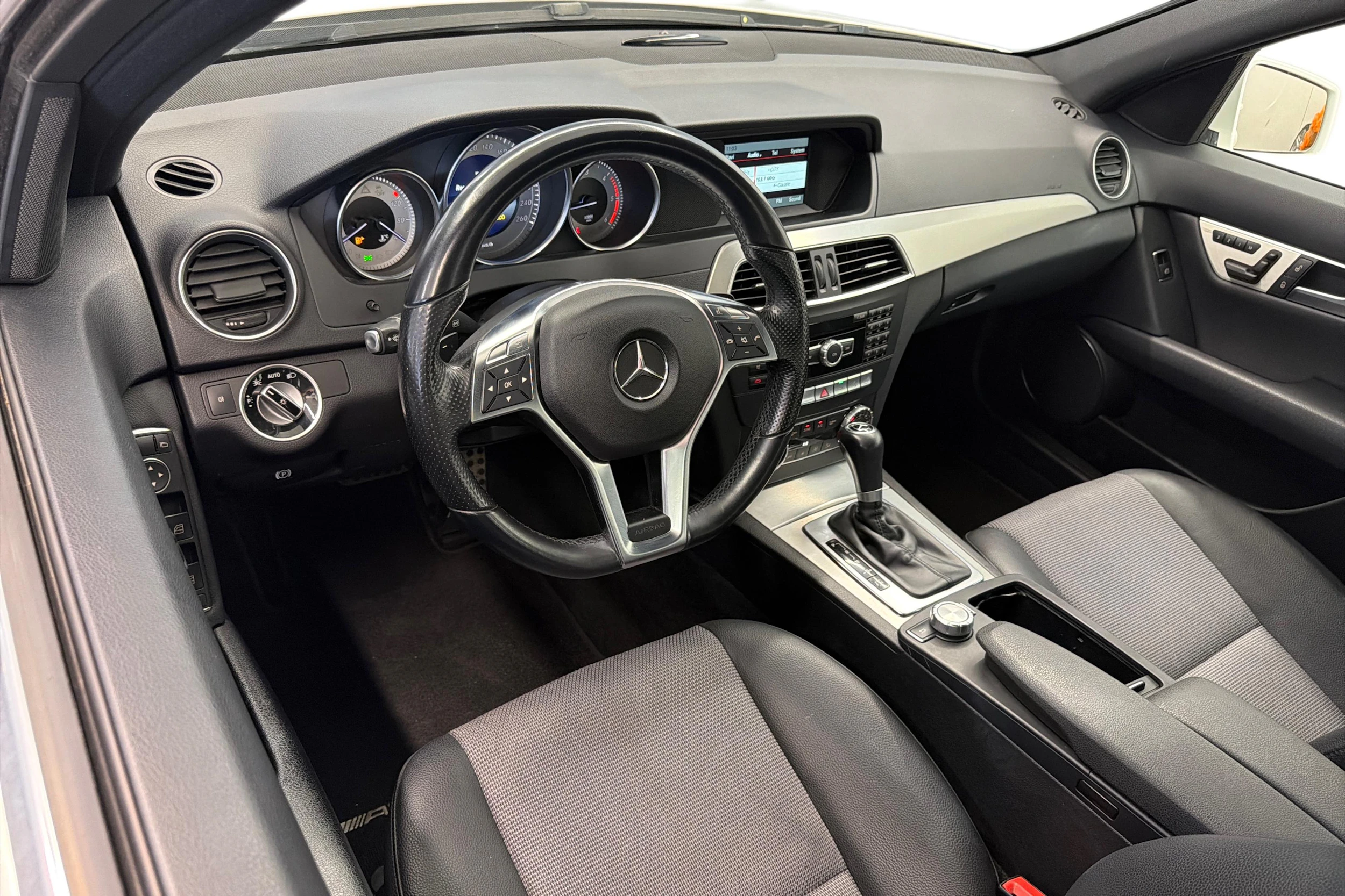Valkoinen Mercedes-Benz C 2014 kuva 6.