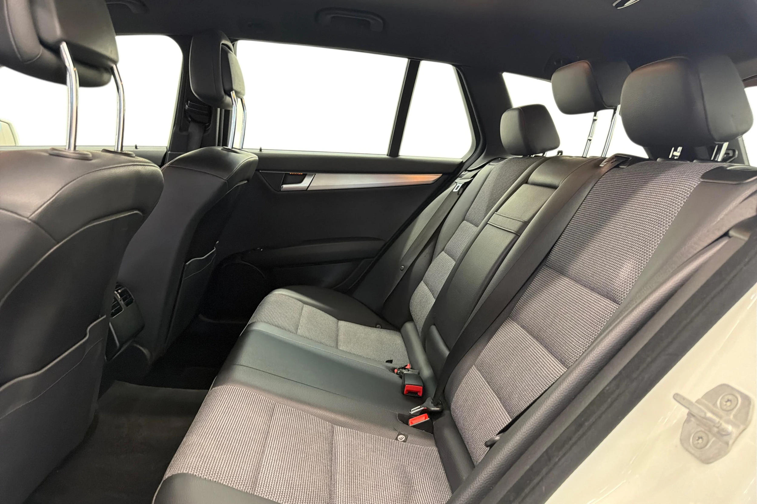 Valkoinen Mercedes-Benz C 2014 kuva 8.