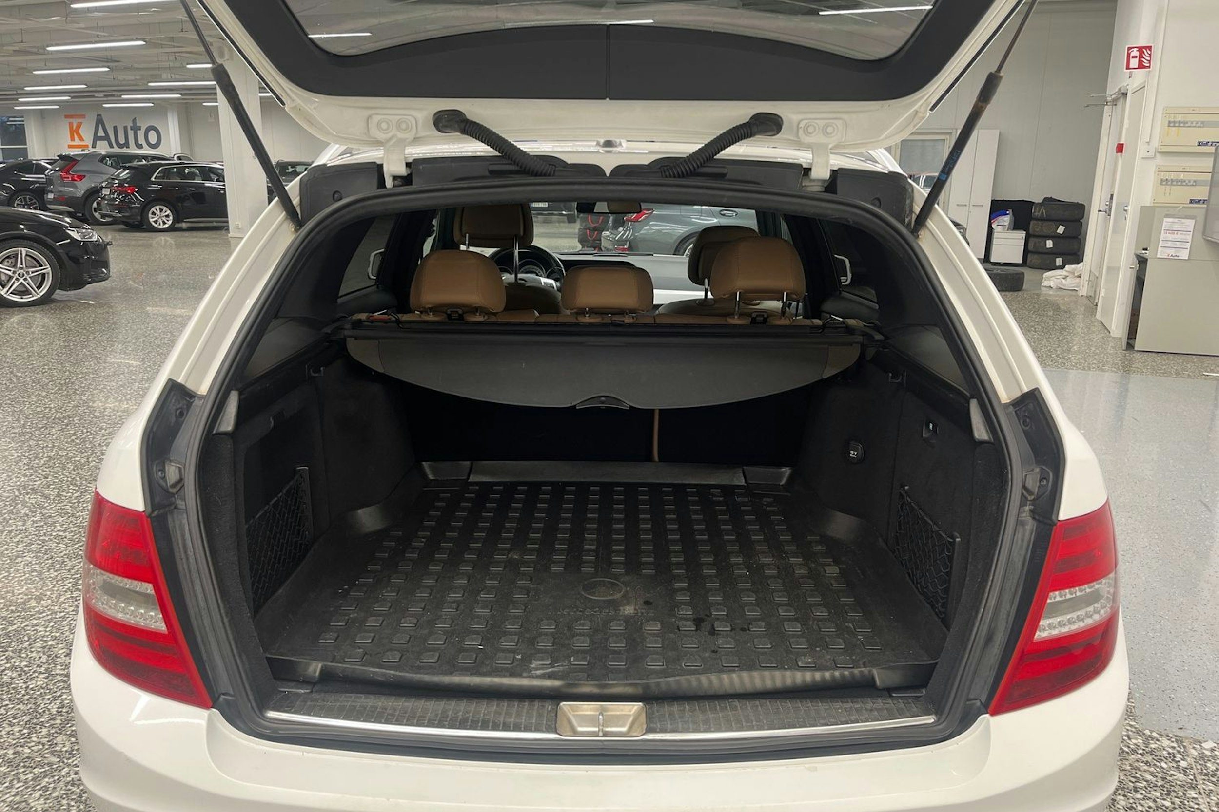 Valkoinen Mercedes-Benz C 2014 kuva 26.