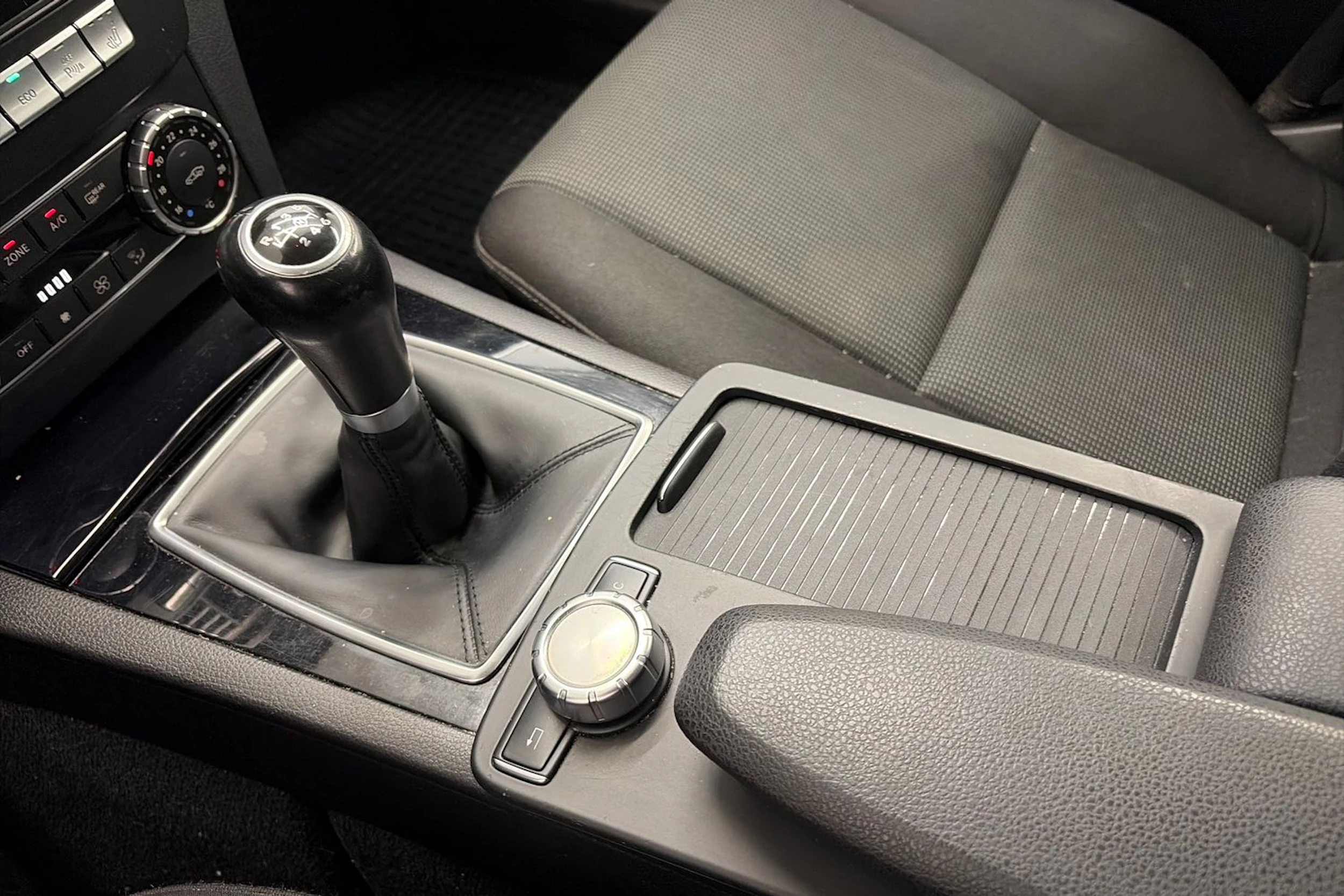musta Mercedes-Benz C 2014 kuva 24.