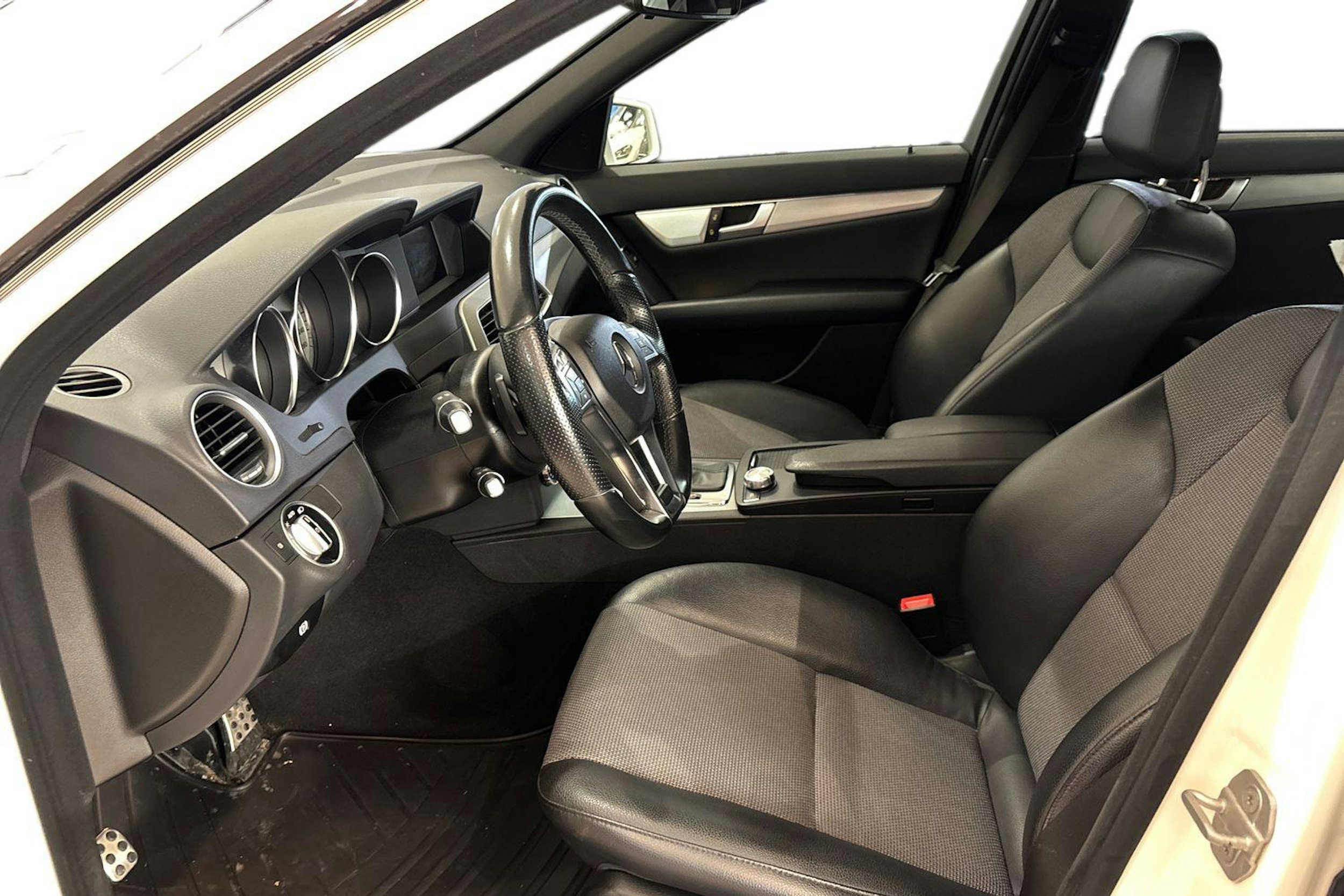 Valkoinen Mercedes-Benz C 2014 kuva 3.