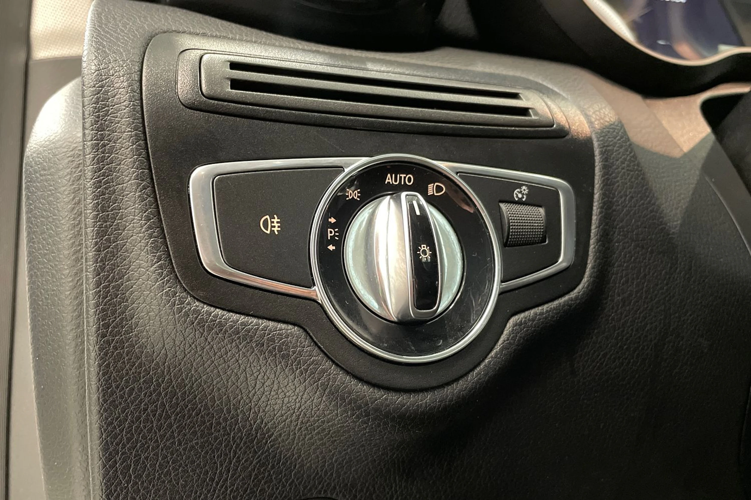 valkoinen Mercedes-Benz C 2015 kuva 28.