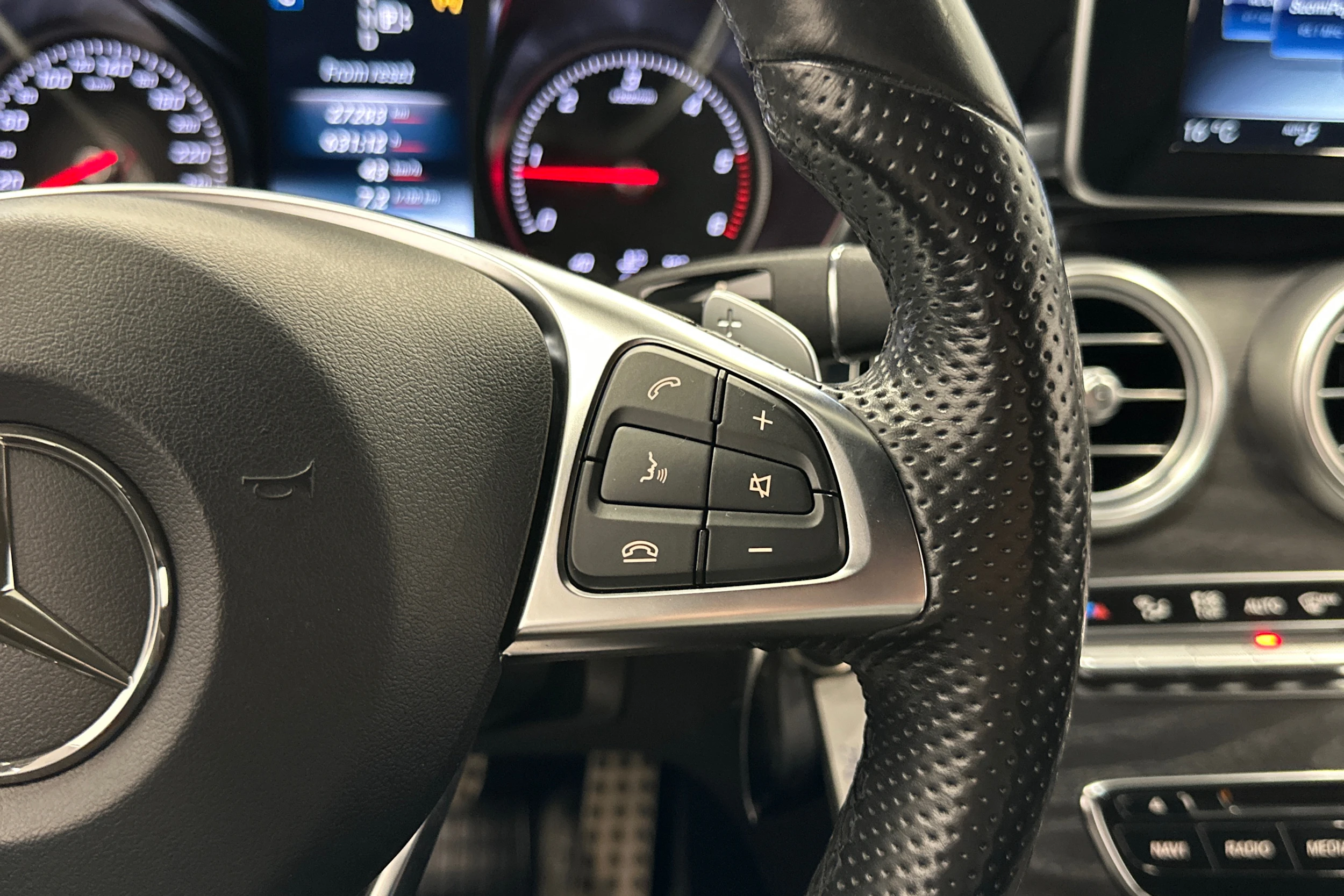 musta Mercedes-Benz C 2015 kuva 14.