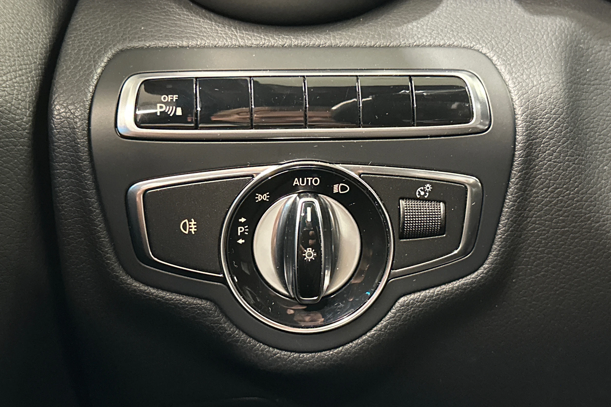 musta Mercedes-Benz C 2015 kuva 19.