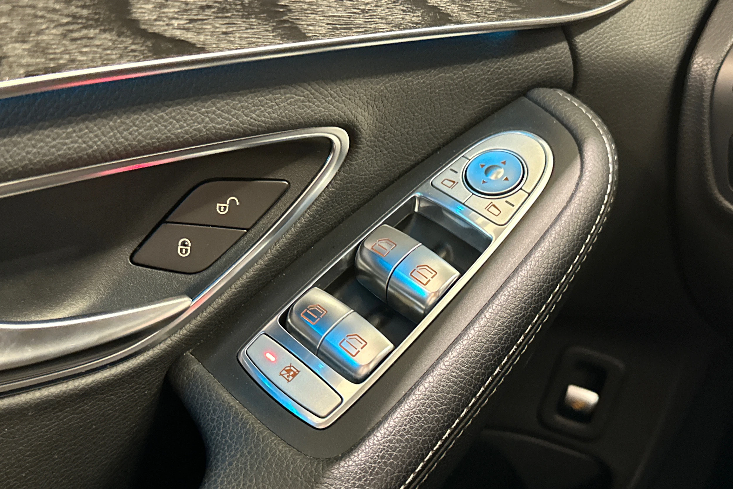 musta Mercedes-Benz C 2015 kuva 21.