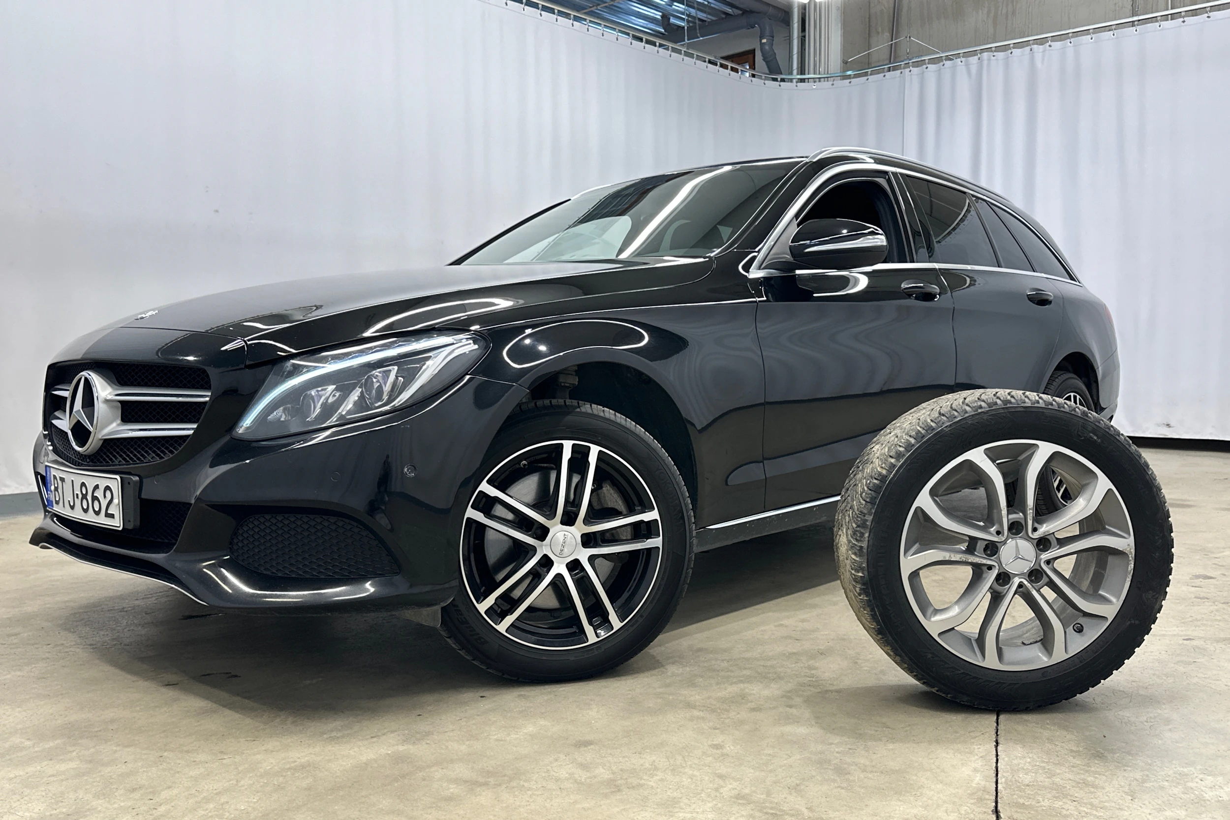 musta Mercedes-Benz C 2015 kuva 26.