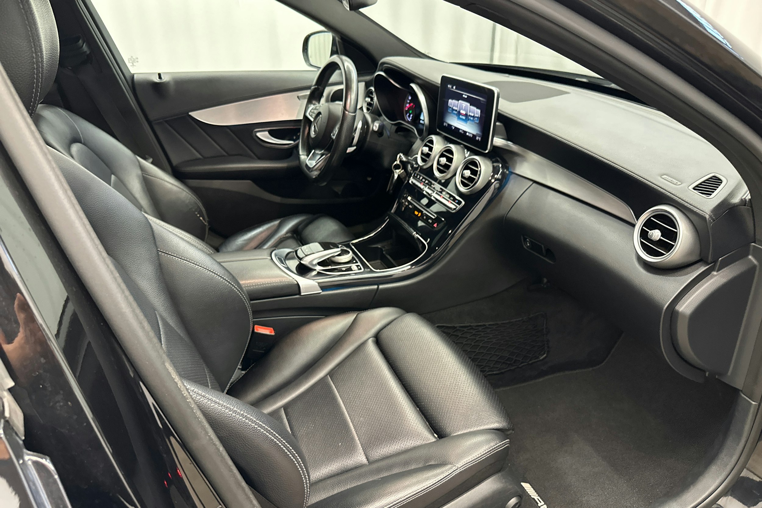 musta Mercedes-Benz C 2015 kuva 13.