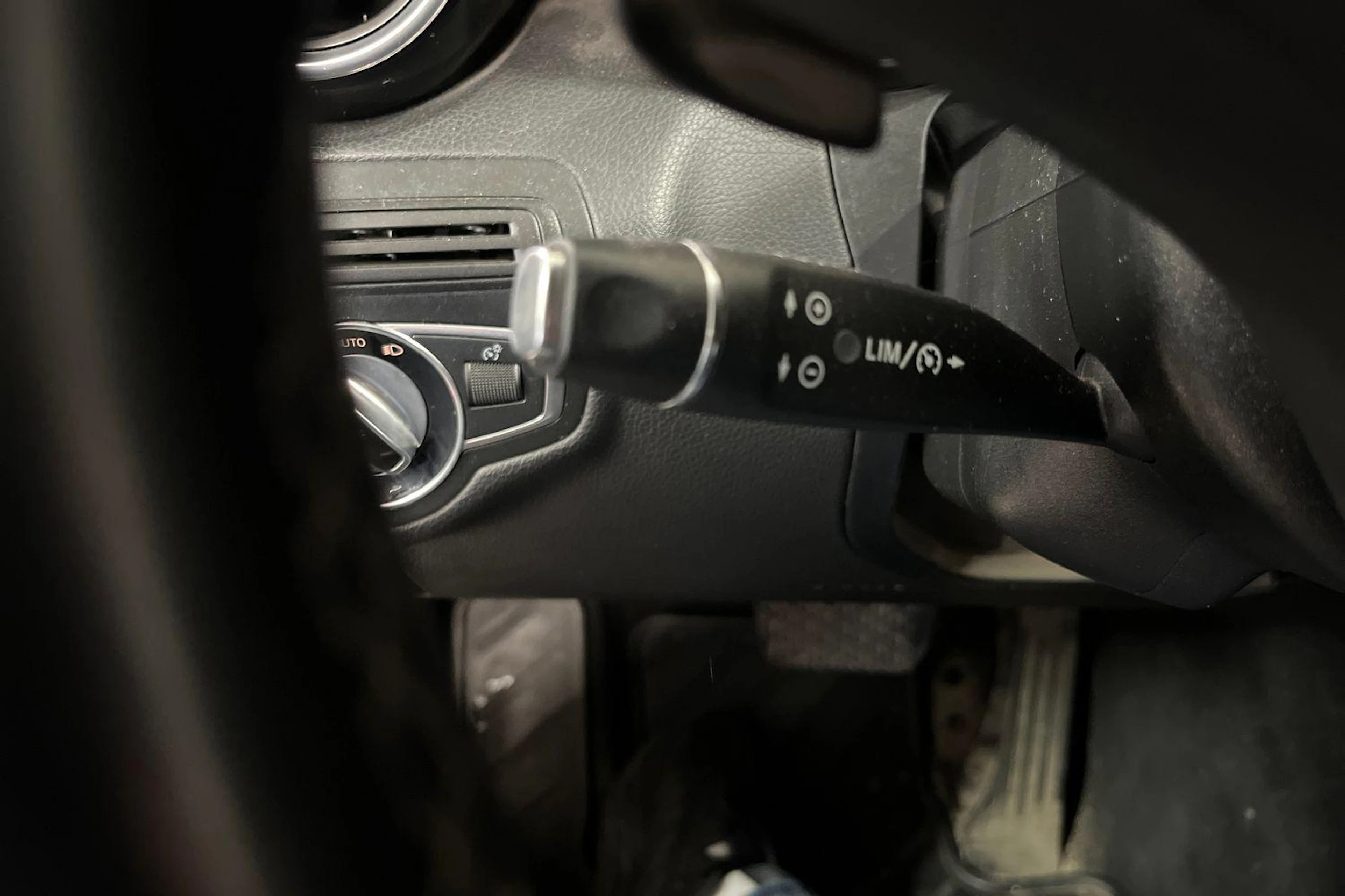 ruskea (beige) Mercedes-Benz C 2015 kuva 12.