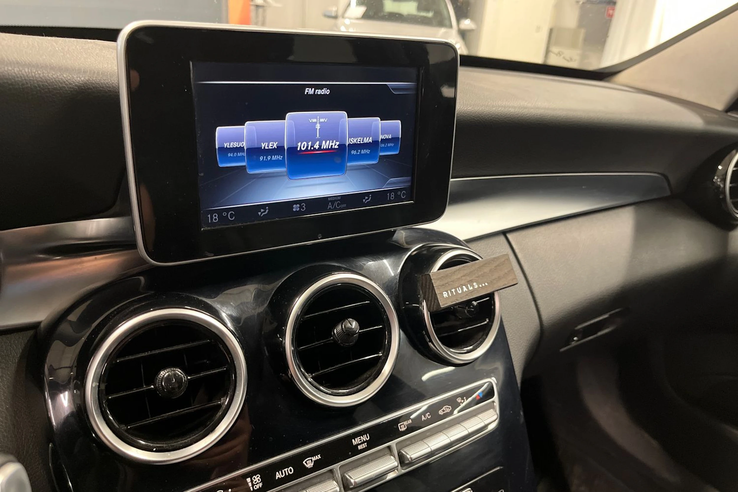 ruskea (beige) Mercedes-Benz C 2015 kuva 17.