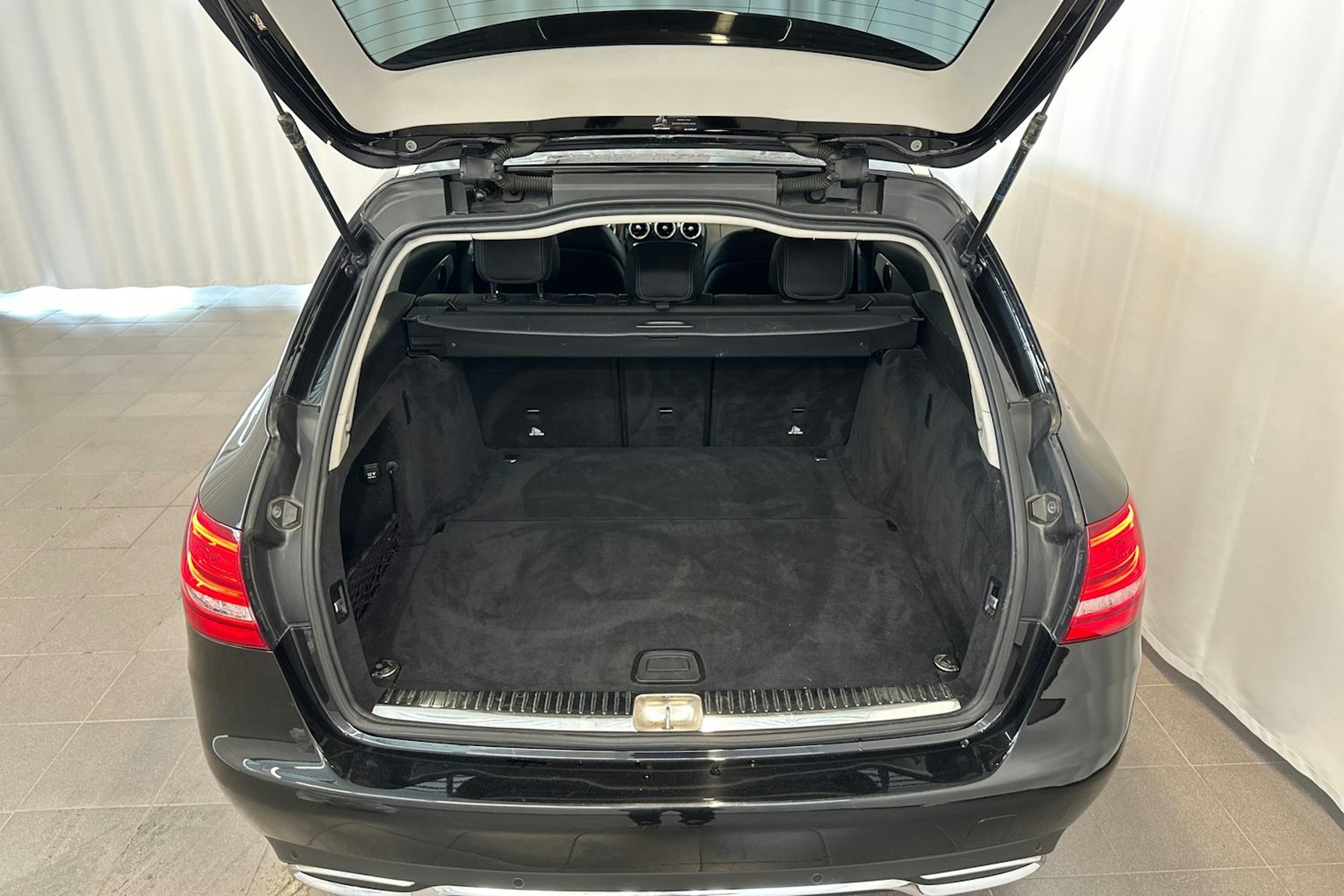 Musta Mercedes-Benz C 2015 kuva 15.