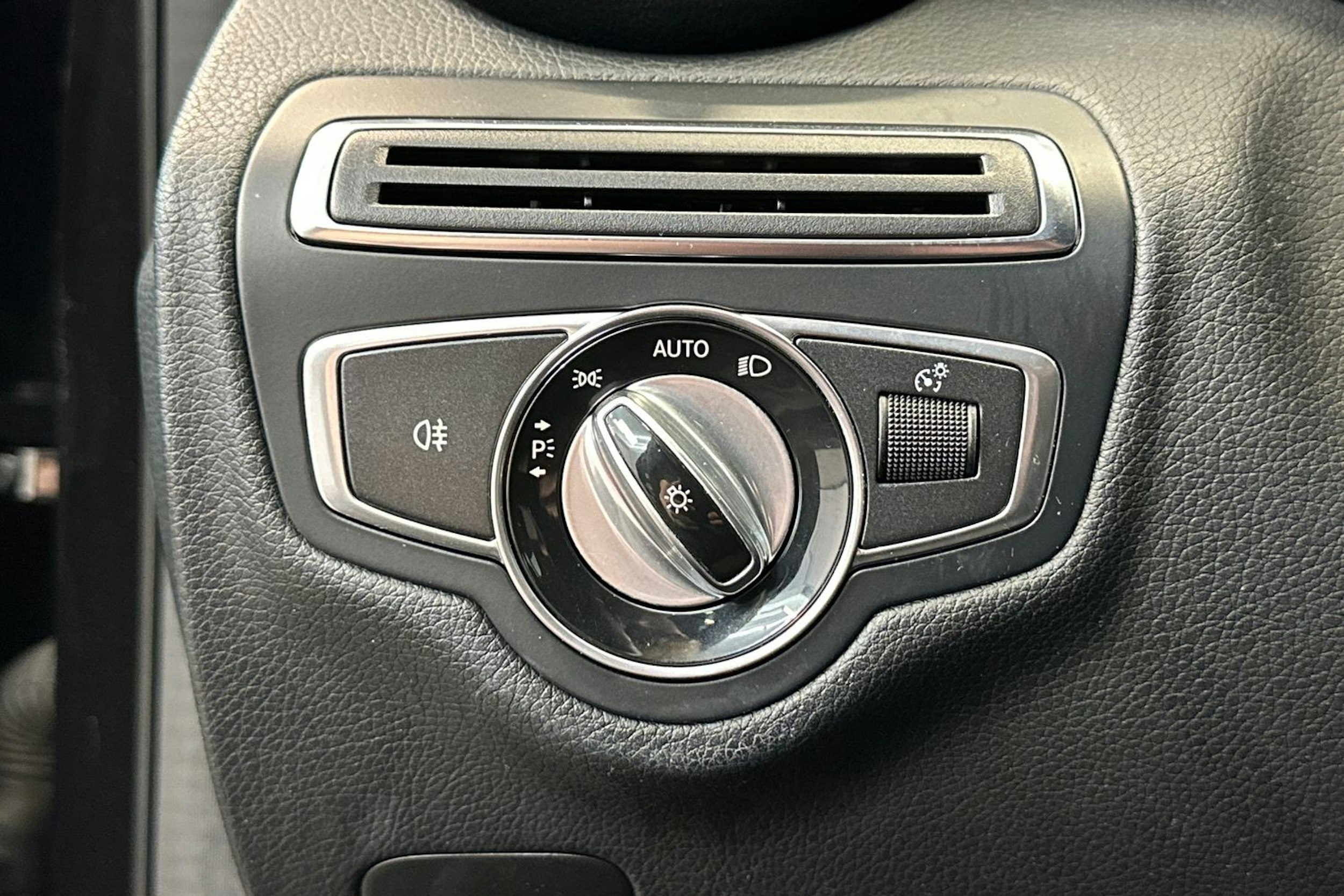 Musta Mercedes-Benz C 2015 kuva 17.
