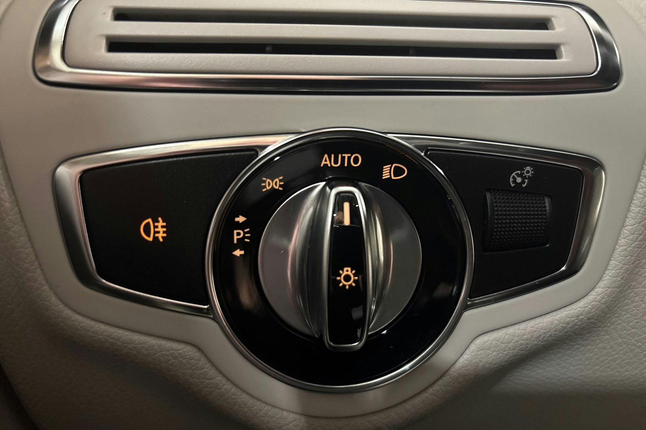 Harmaa Mercedes-Benz C 2015 kuva 19.
