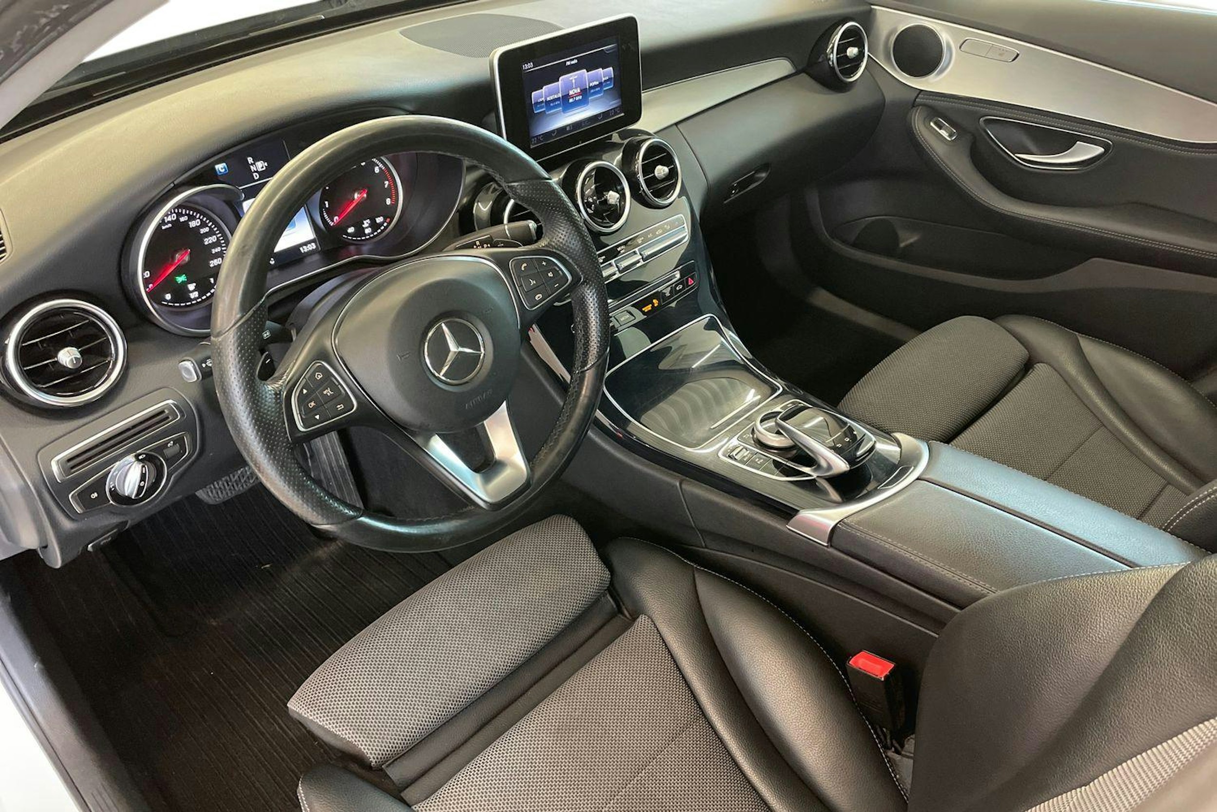 Valkoinen Mercedes-Benz C 2015 kuva 6.