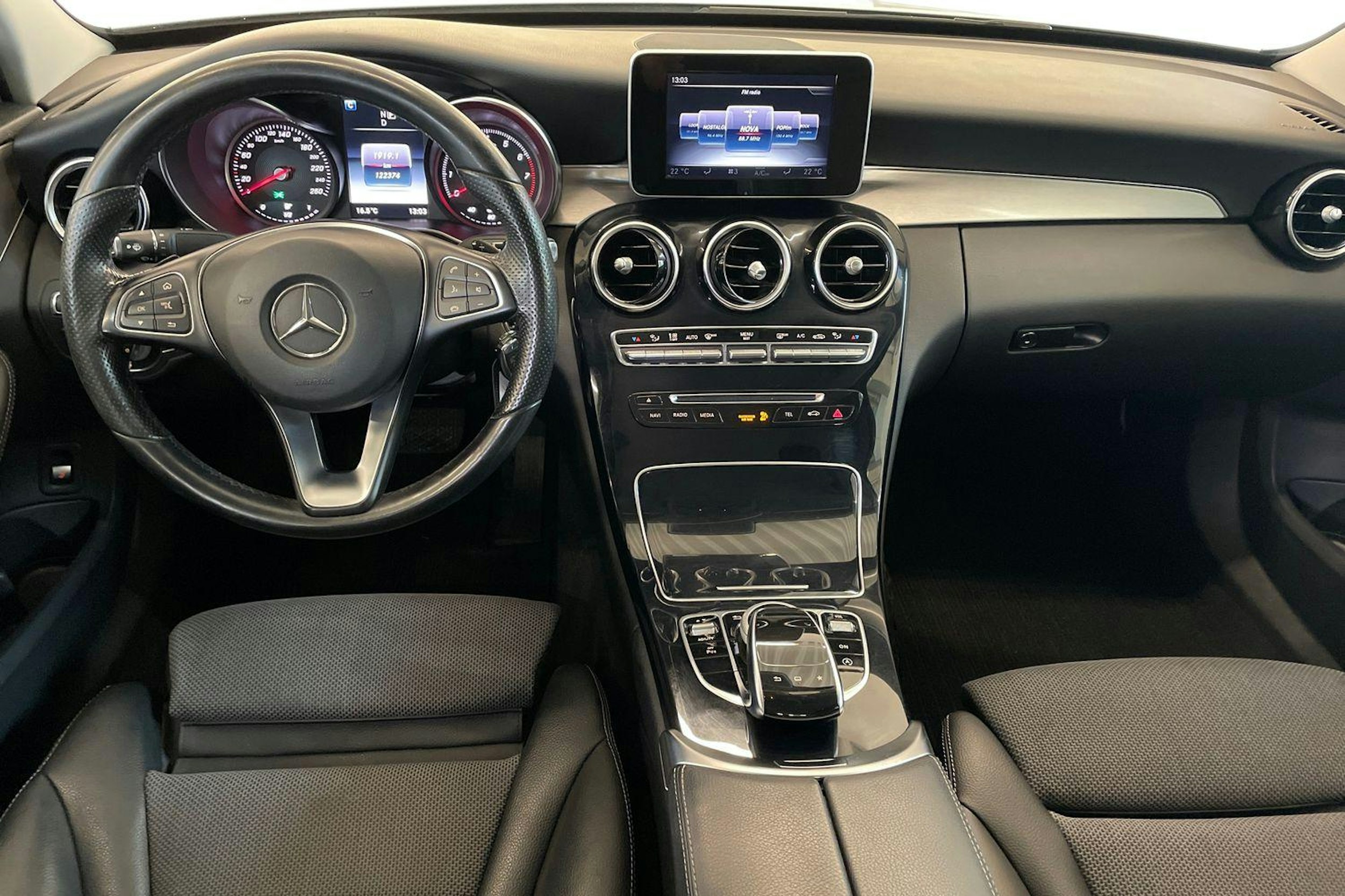 Valkoinen Mercedes-Benz C 2015 kuva 7.