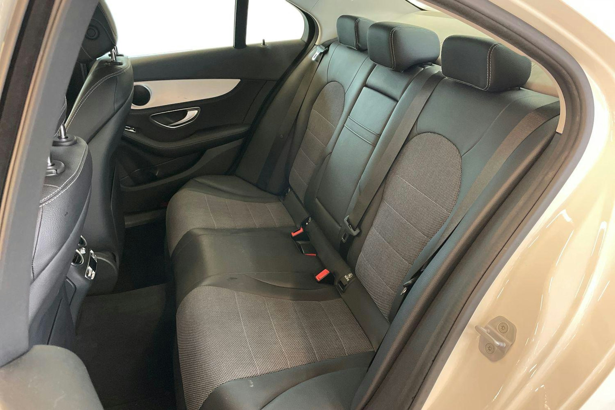 Valkoinen Mercedes-Benz C 2015 kuva 8.