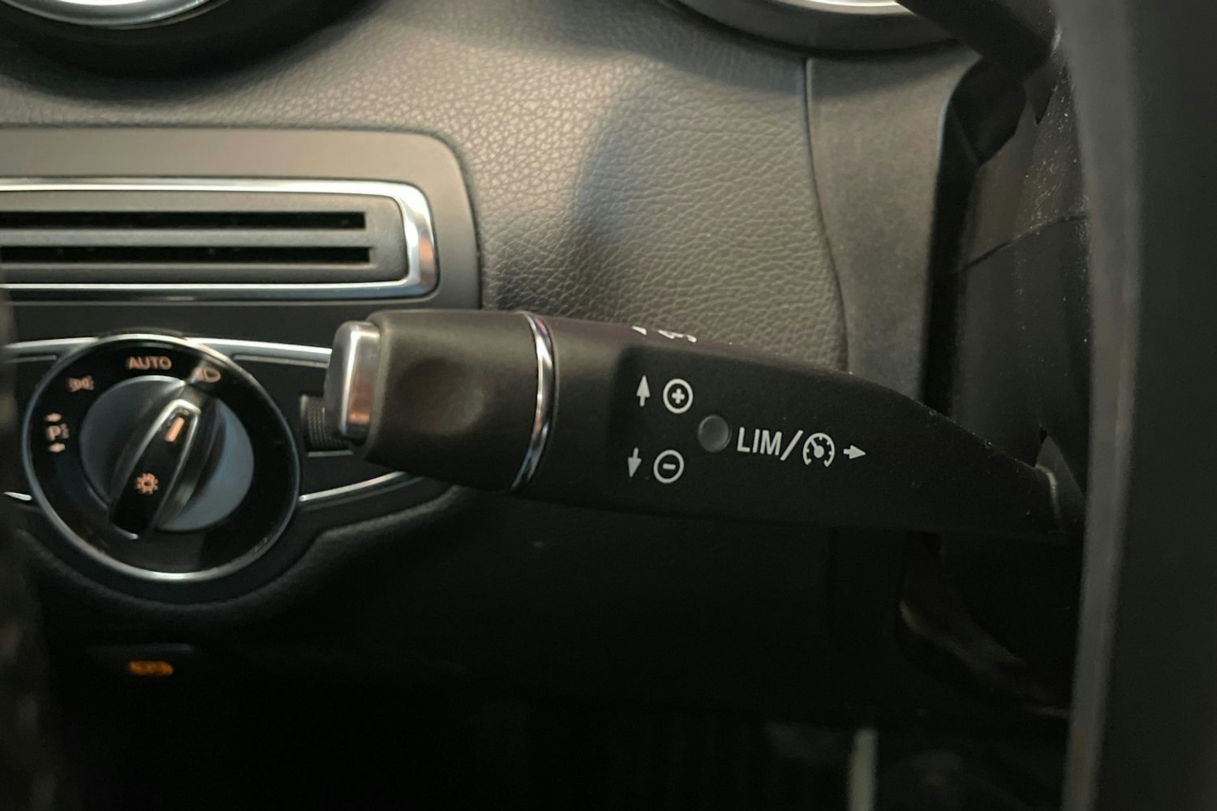 Valkoinen Mercedes-Benz C 2015 kuva 14.