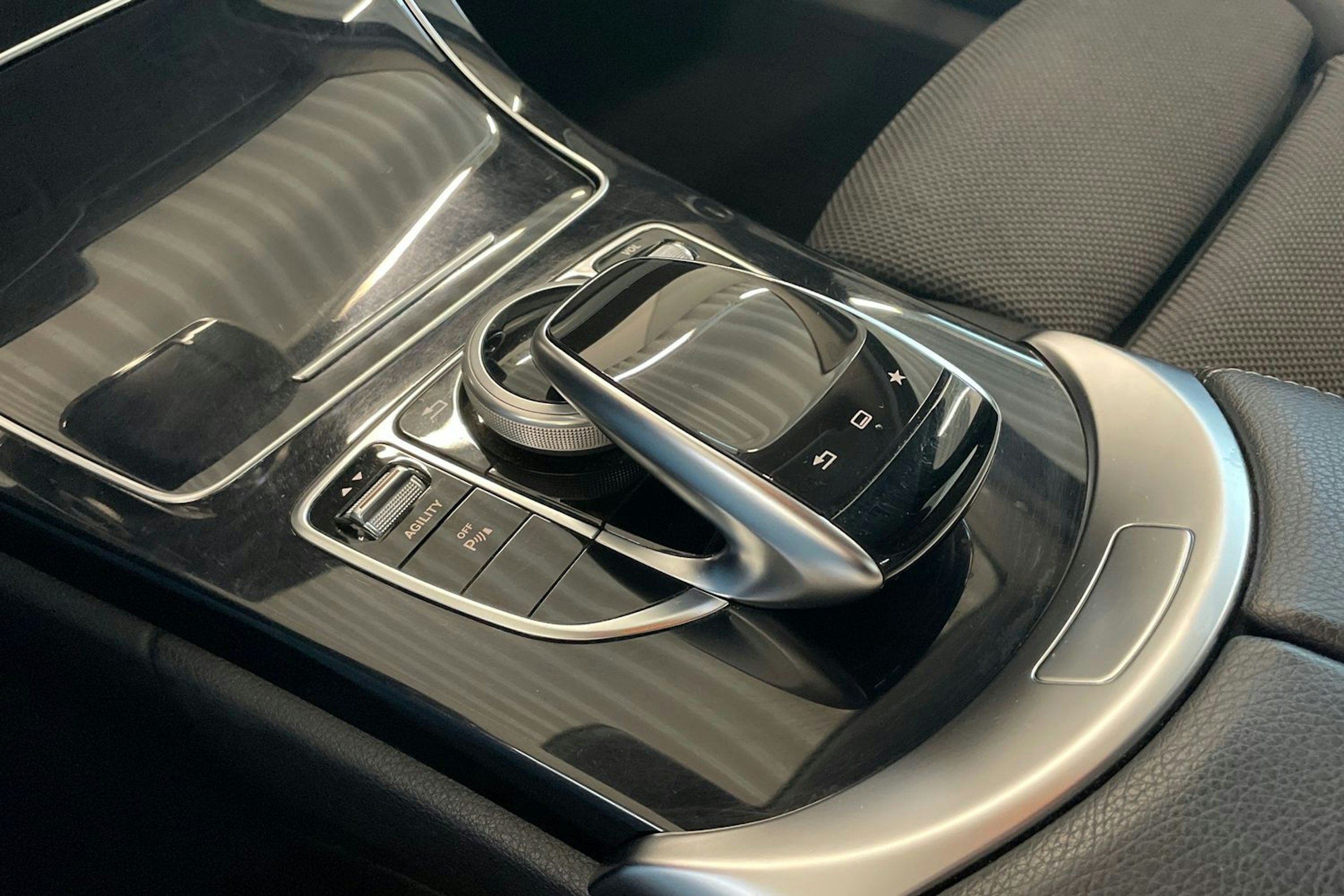Valkoinen Mercedes-Benz C 2015 kuva 17.