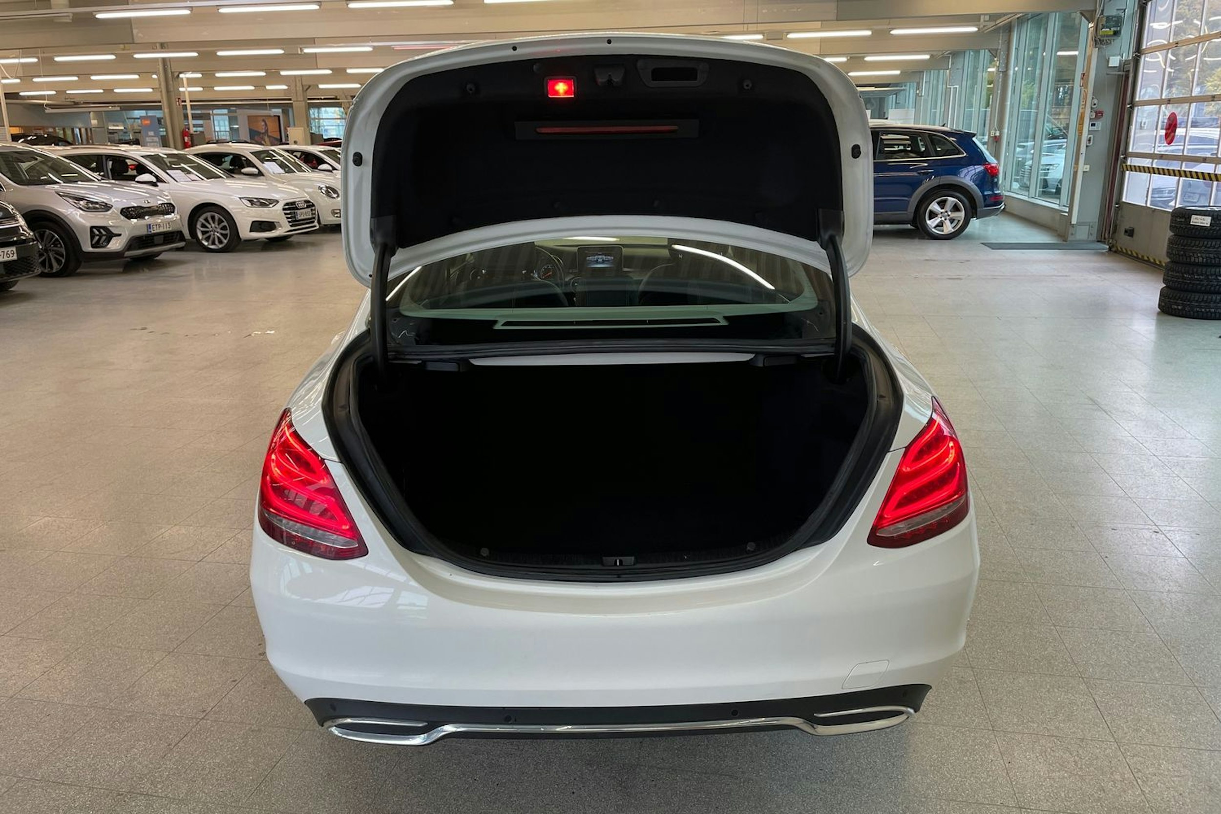 Valkoinen Mercedes-Benz C 2015 kuva 18.