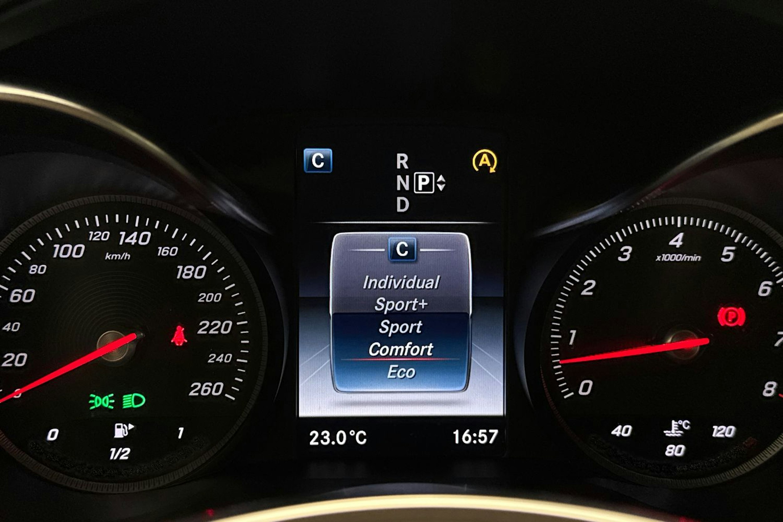 harmaa Mercedes-Benz C 2015 kuva 29.