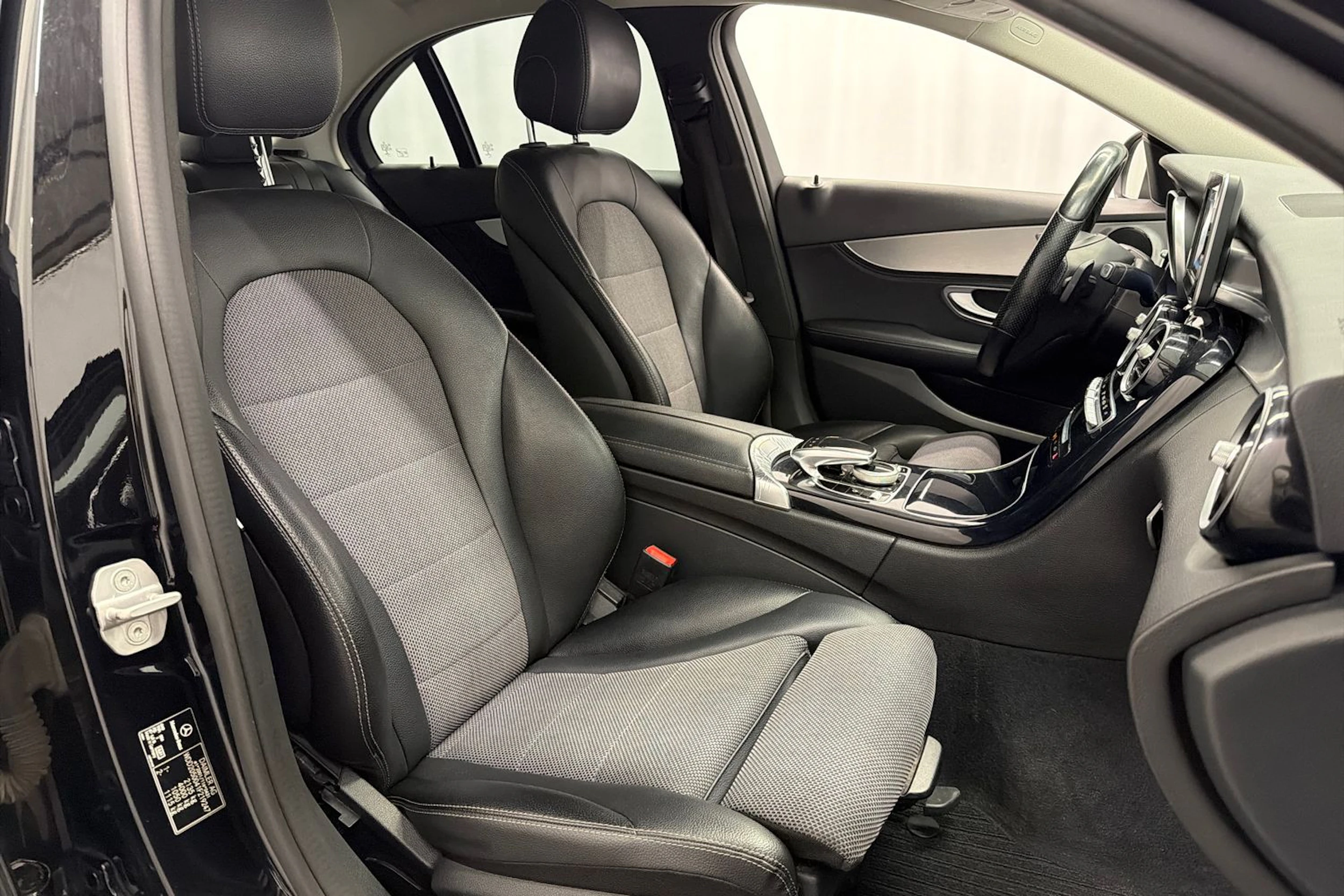 musta Mercedes-Benz C 2015 kuva 11.