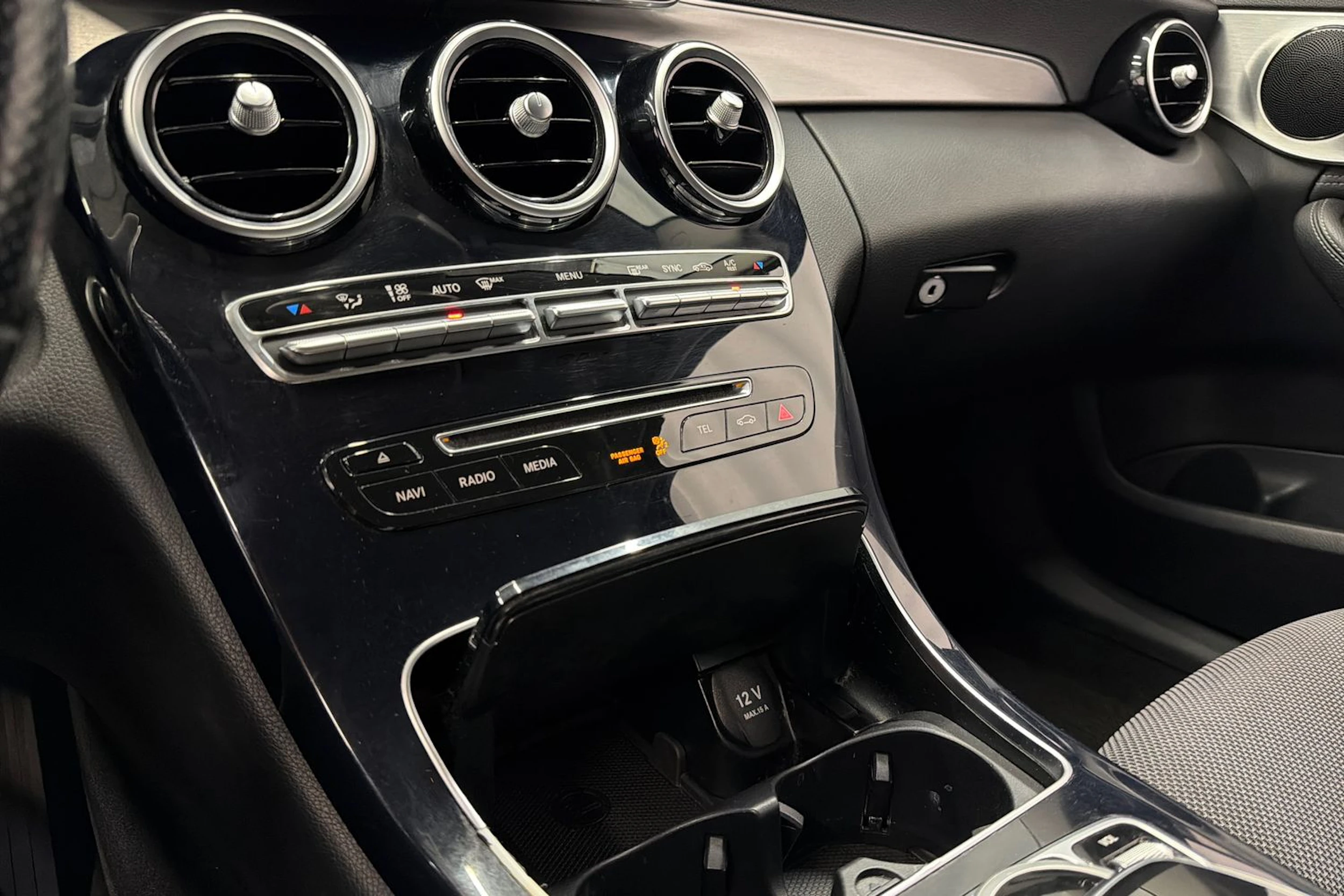 musta Mercedes-Benz C 2015 kuva 23.