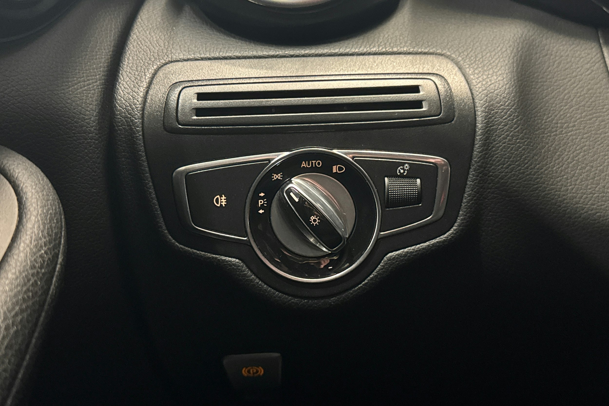 musta Mercedes-Benz C 2015 kuva 21.