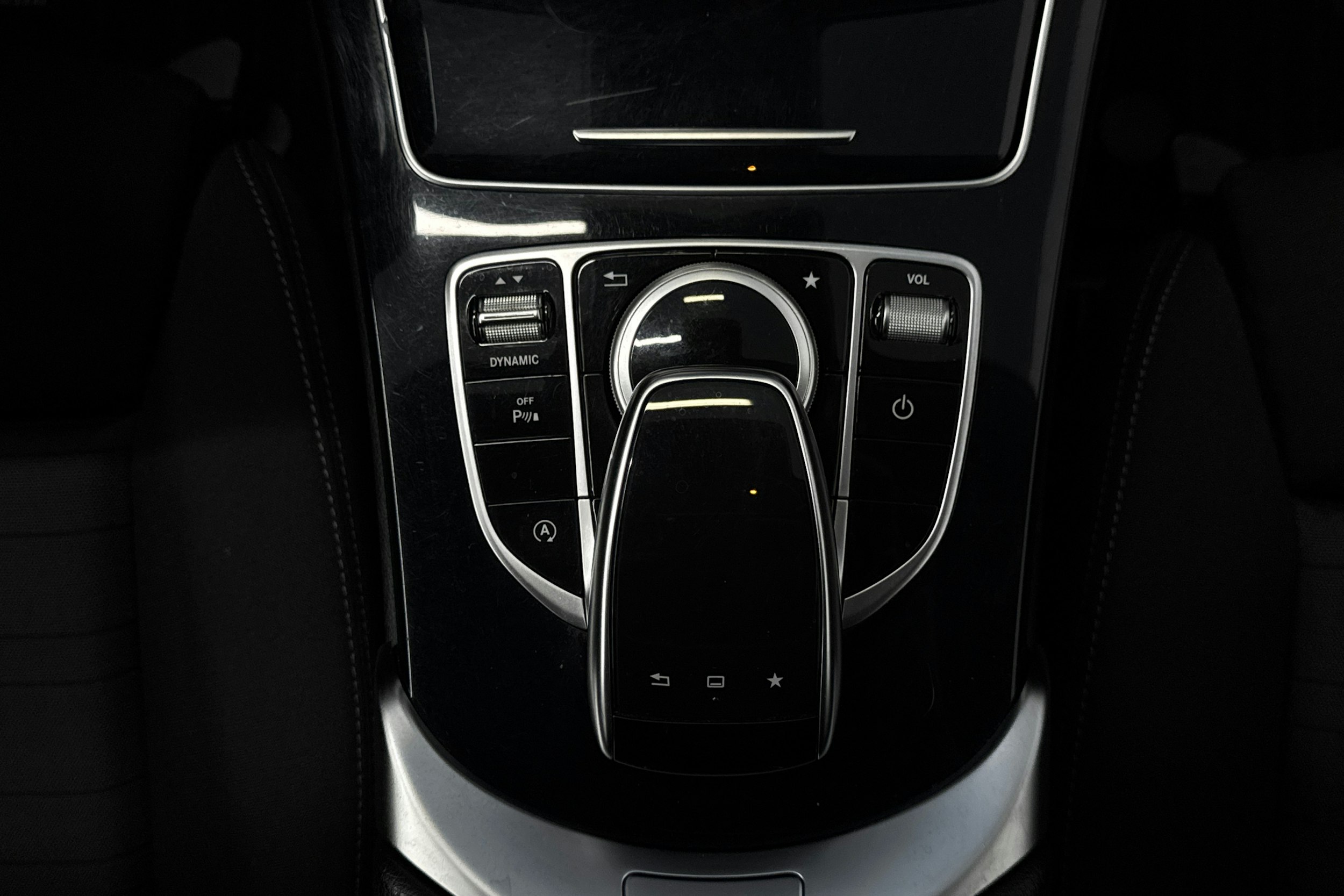 musta Mercedes-Benz C 2015 kuva 25.