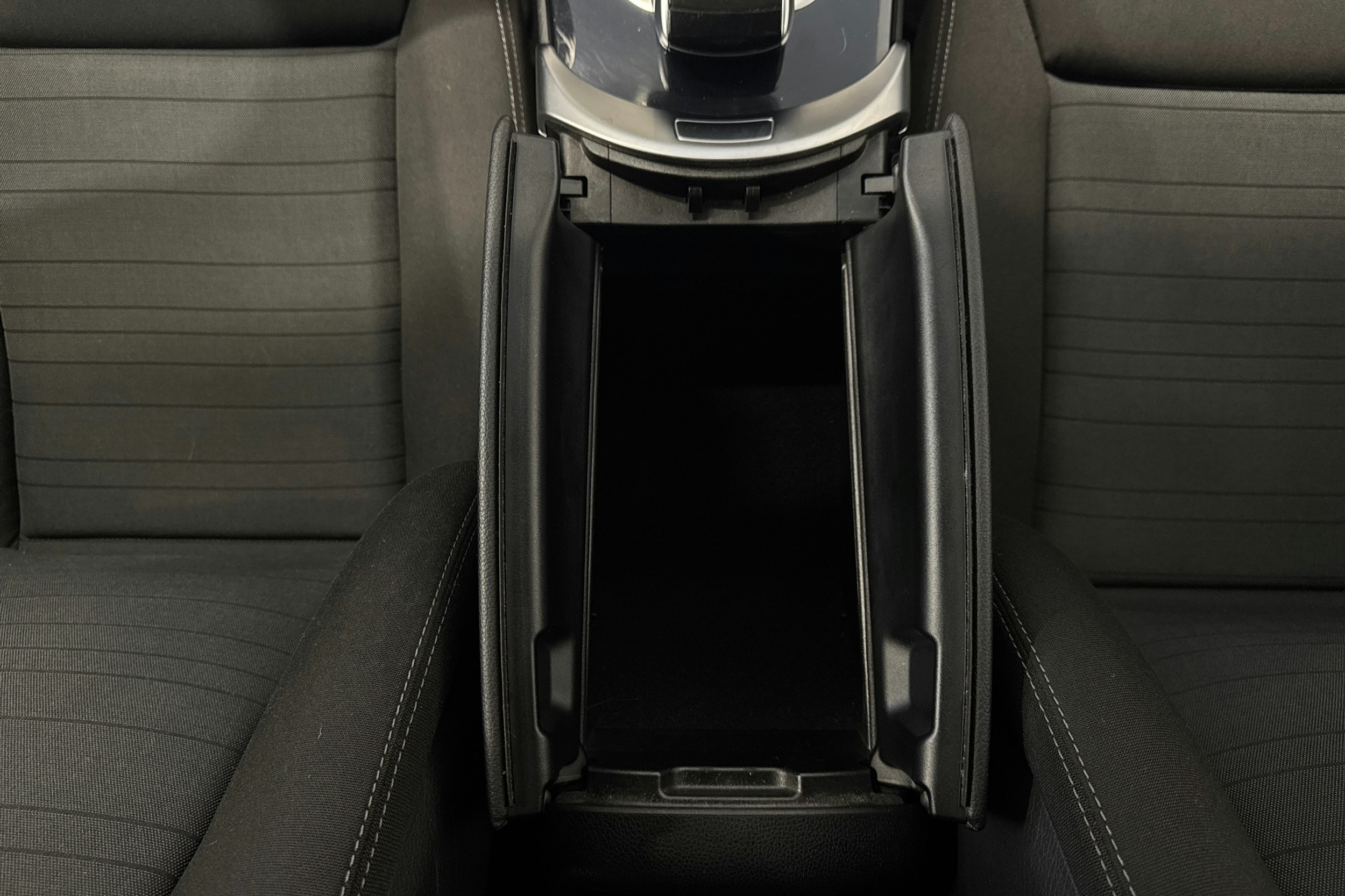 musta Mercedes-Benz C 2015 kuva 26.