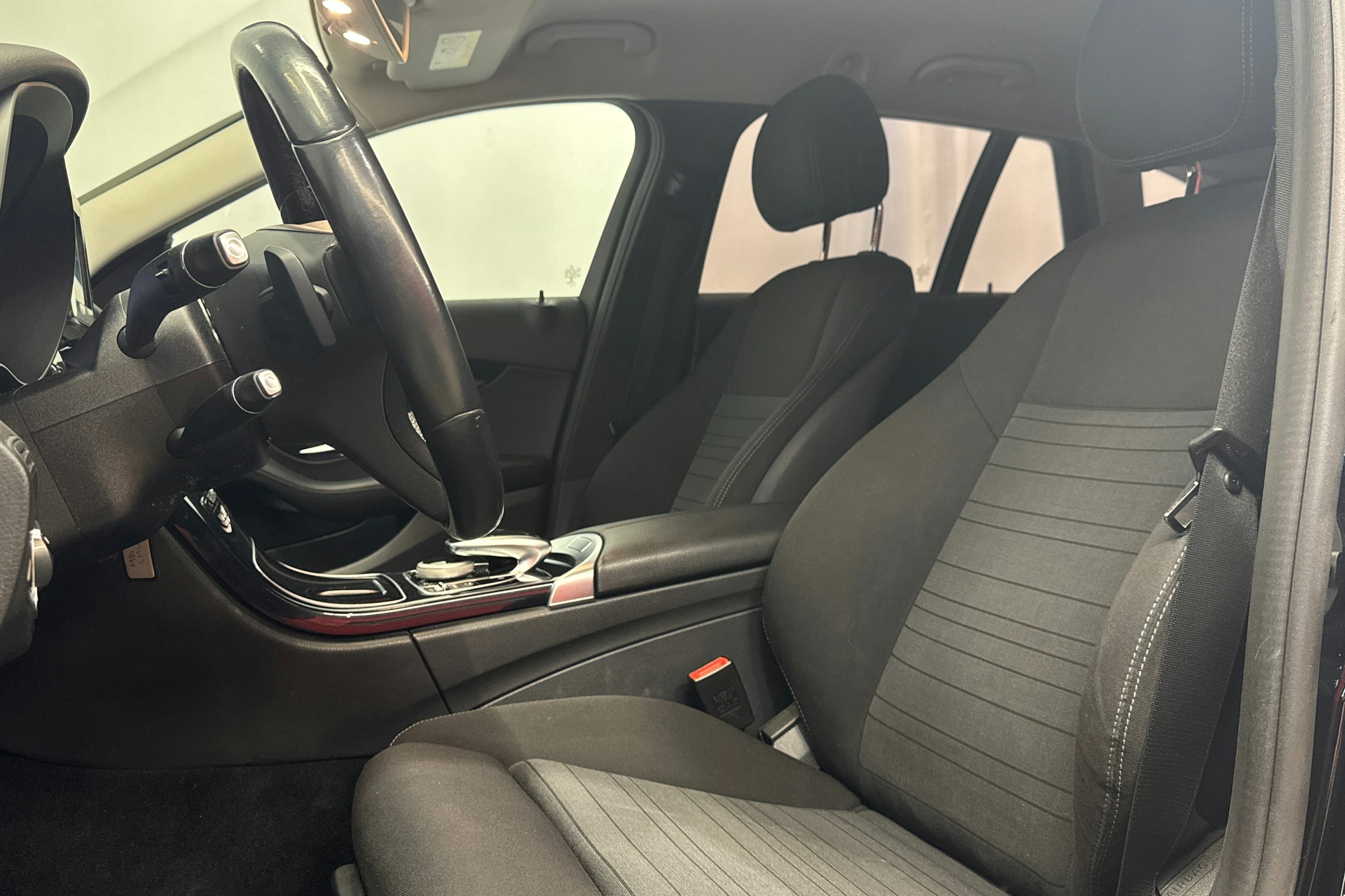 musta Mercedes-Benz C 2015 kuva 28.