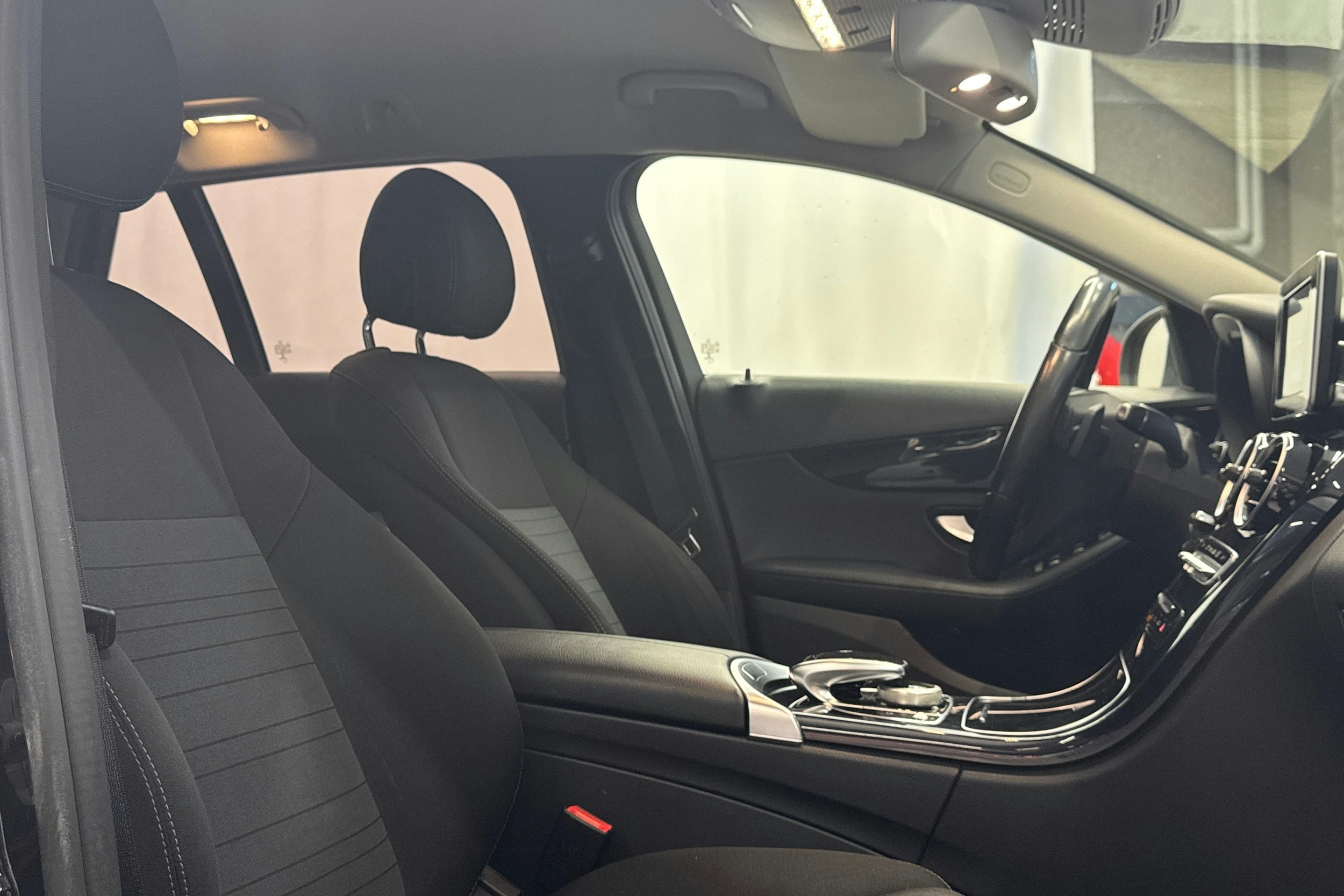 musta Mercedes-Benz C 2015 kuva 29.