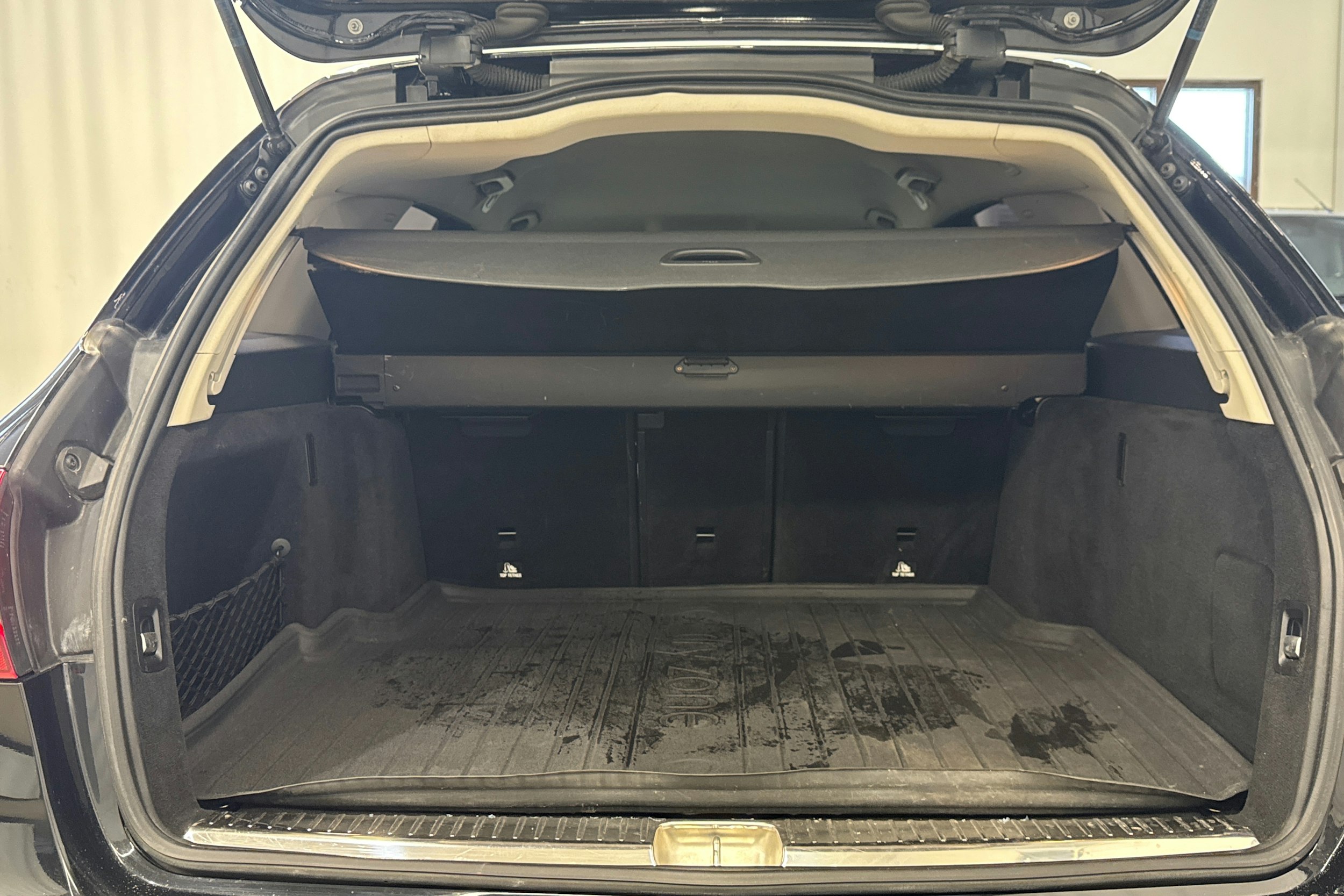 musta Mercedes-Benz C 2015 kuva 30.