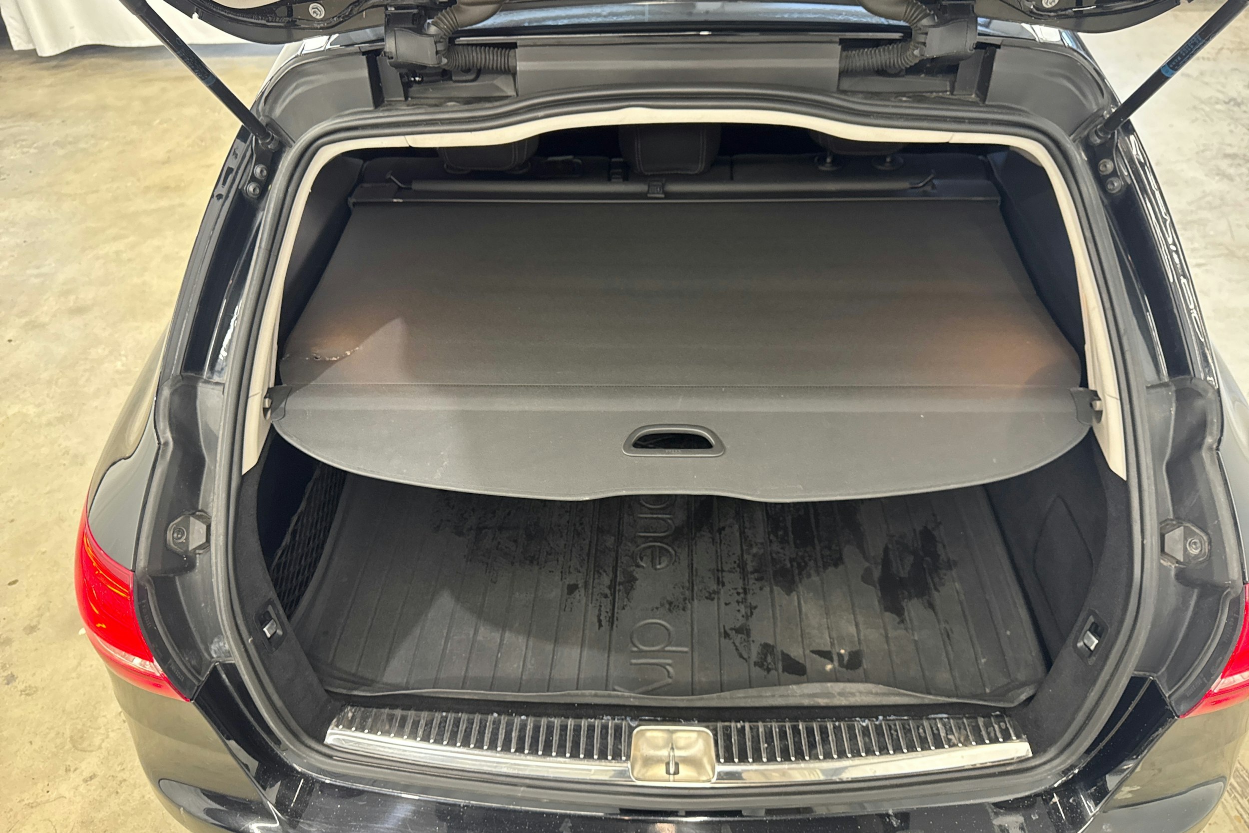 musta Mercedes-Benz C 2015 kuva 31.