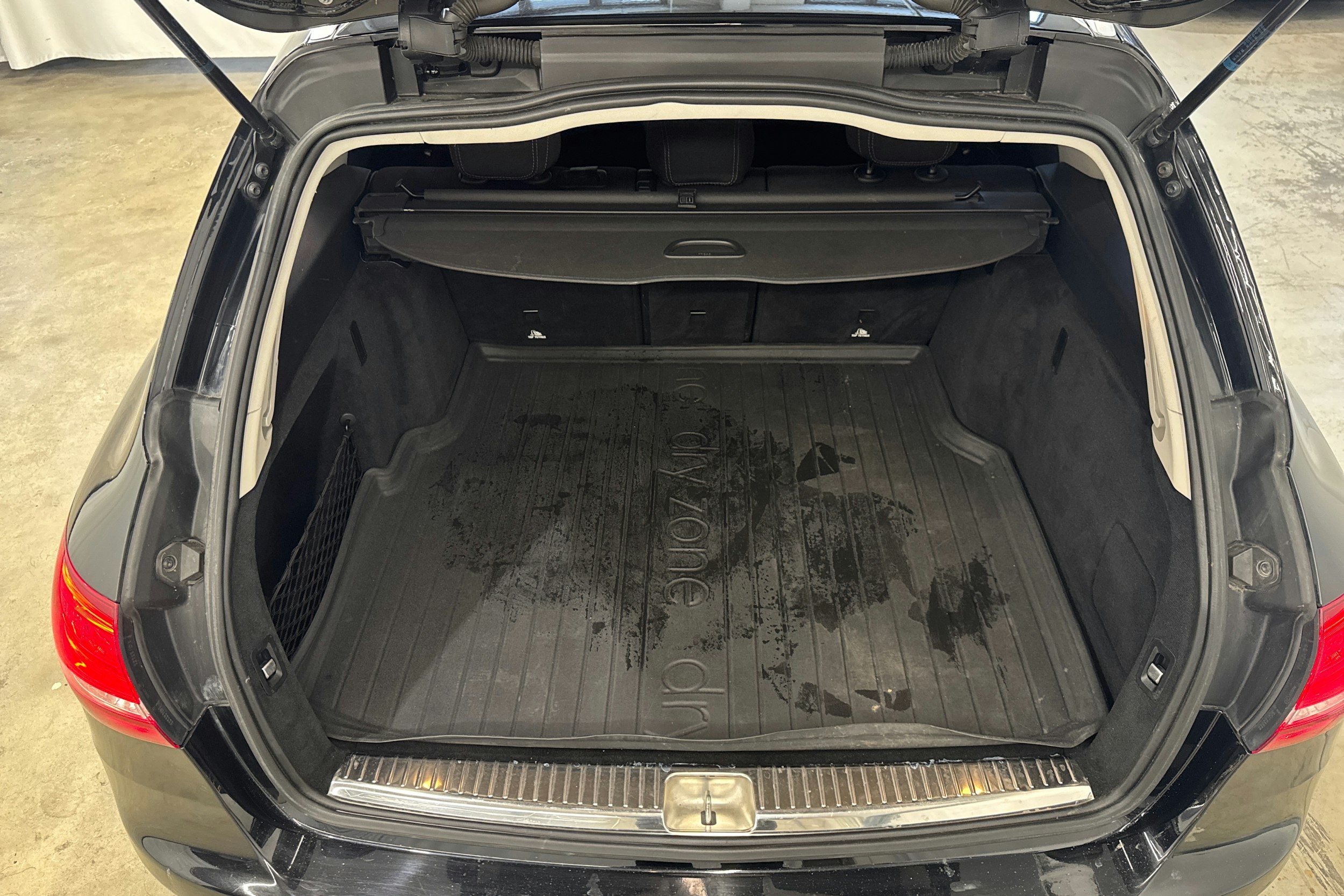 musta Mercedes-Benz C 2015 kuva 32.