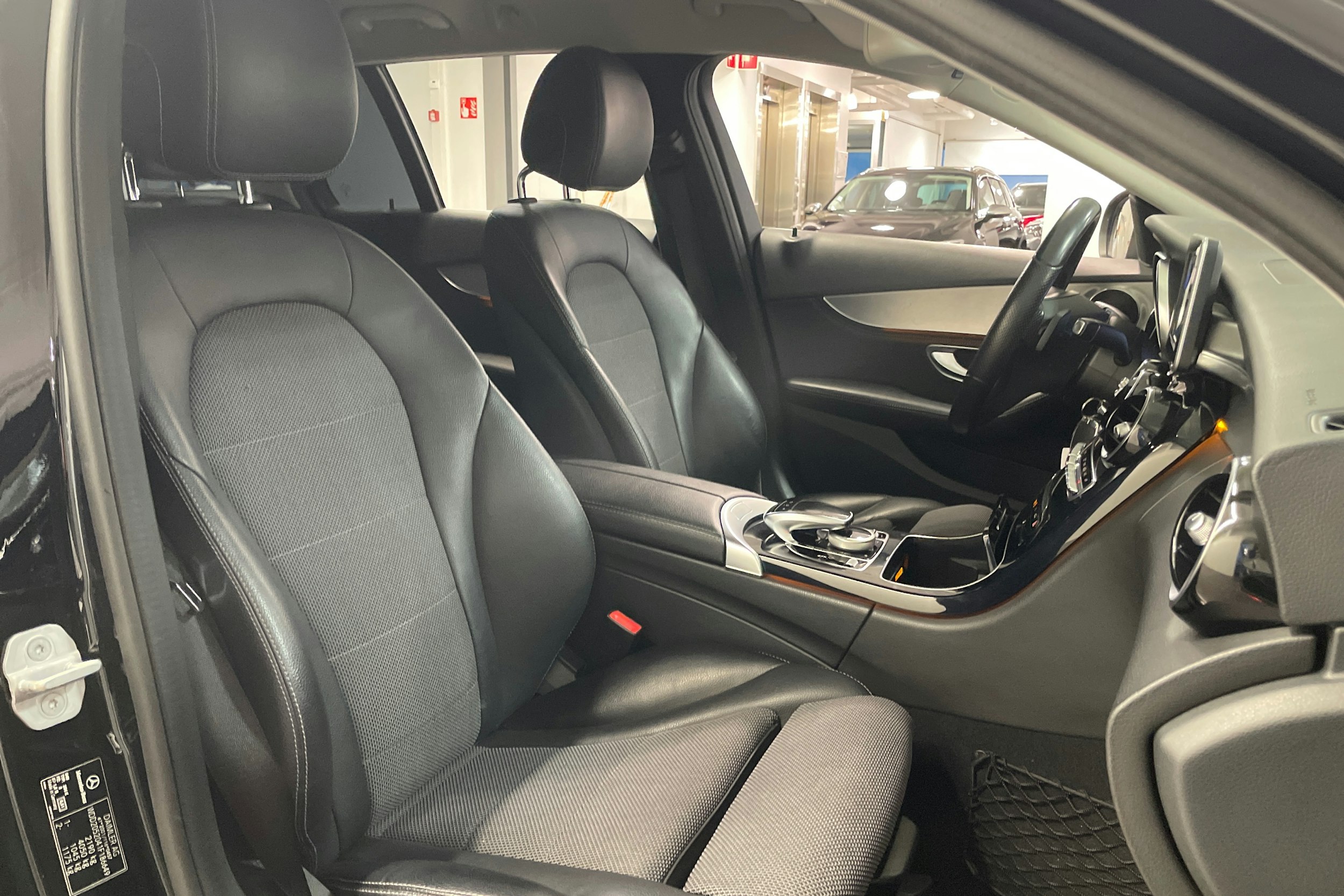 musta Mercedes-Benz C 2015 kuva 16.