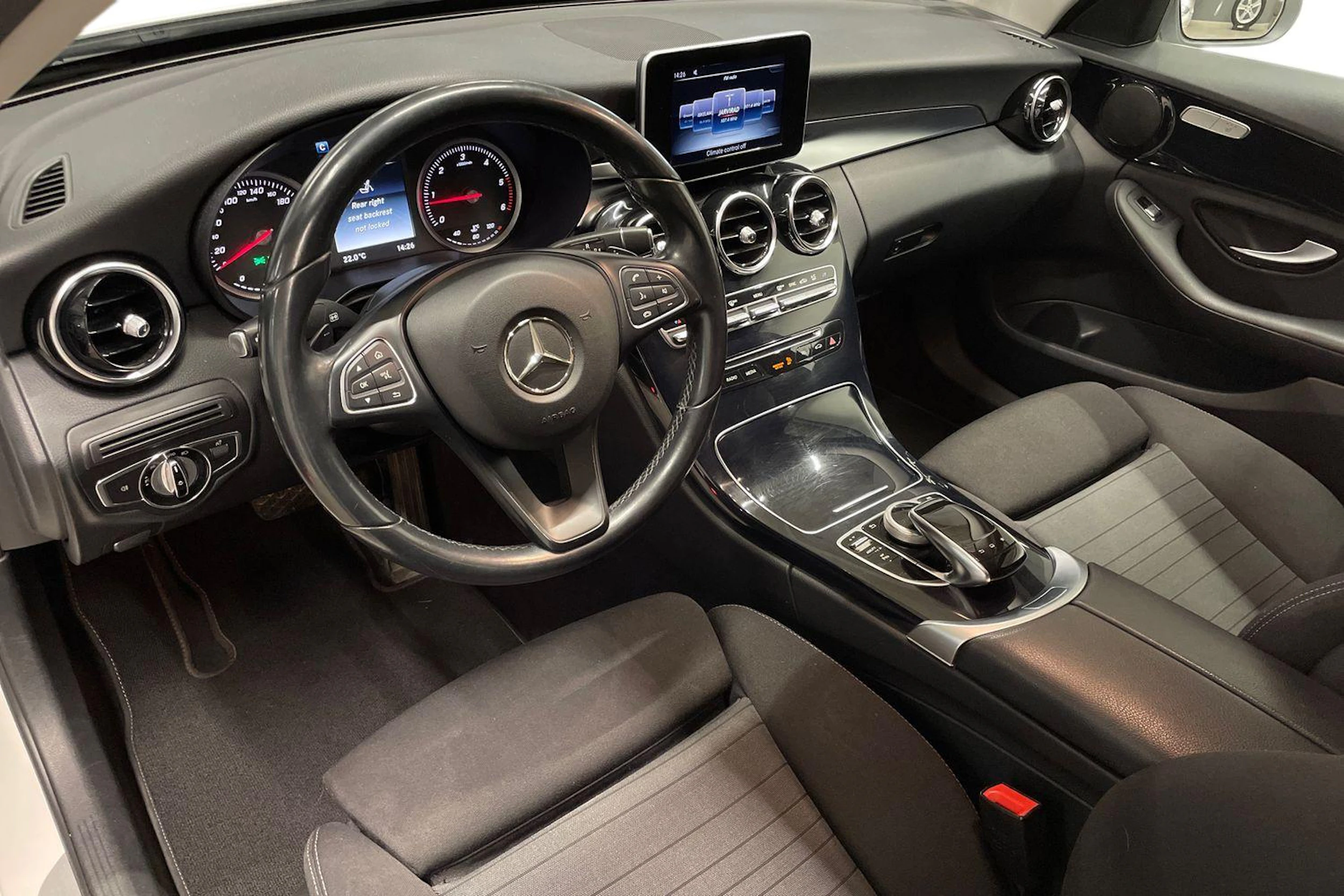 Valkoinen Mercedes-Benz C 2015 kuva 6.