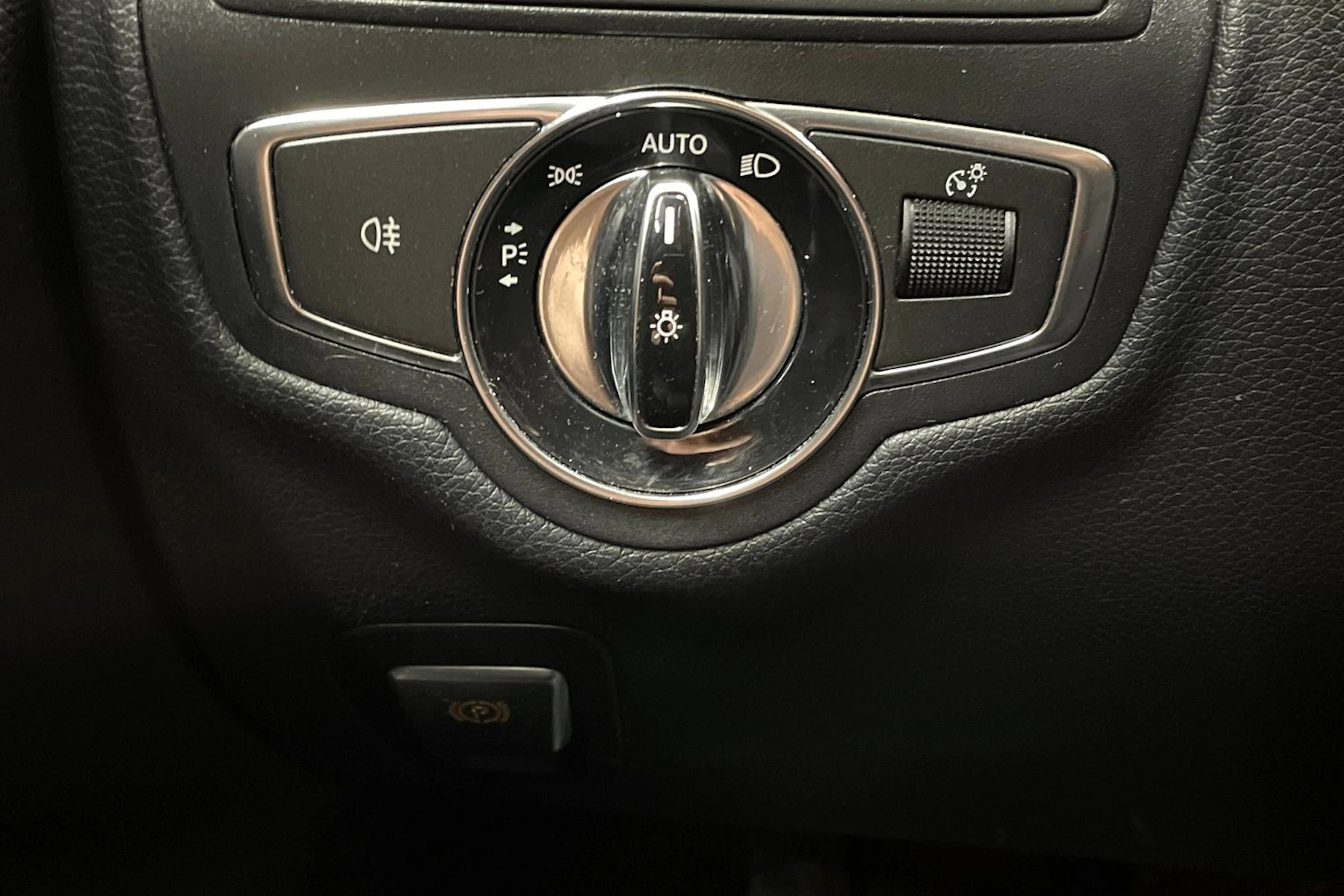 Valkoinen Mercedes-Benz C 2015 kuva 20.