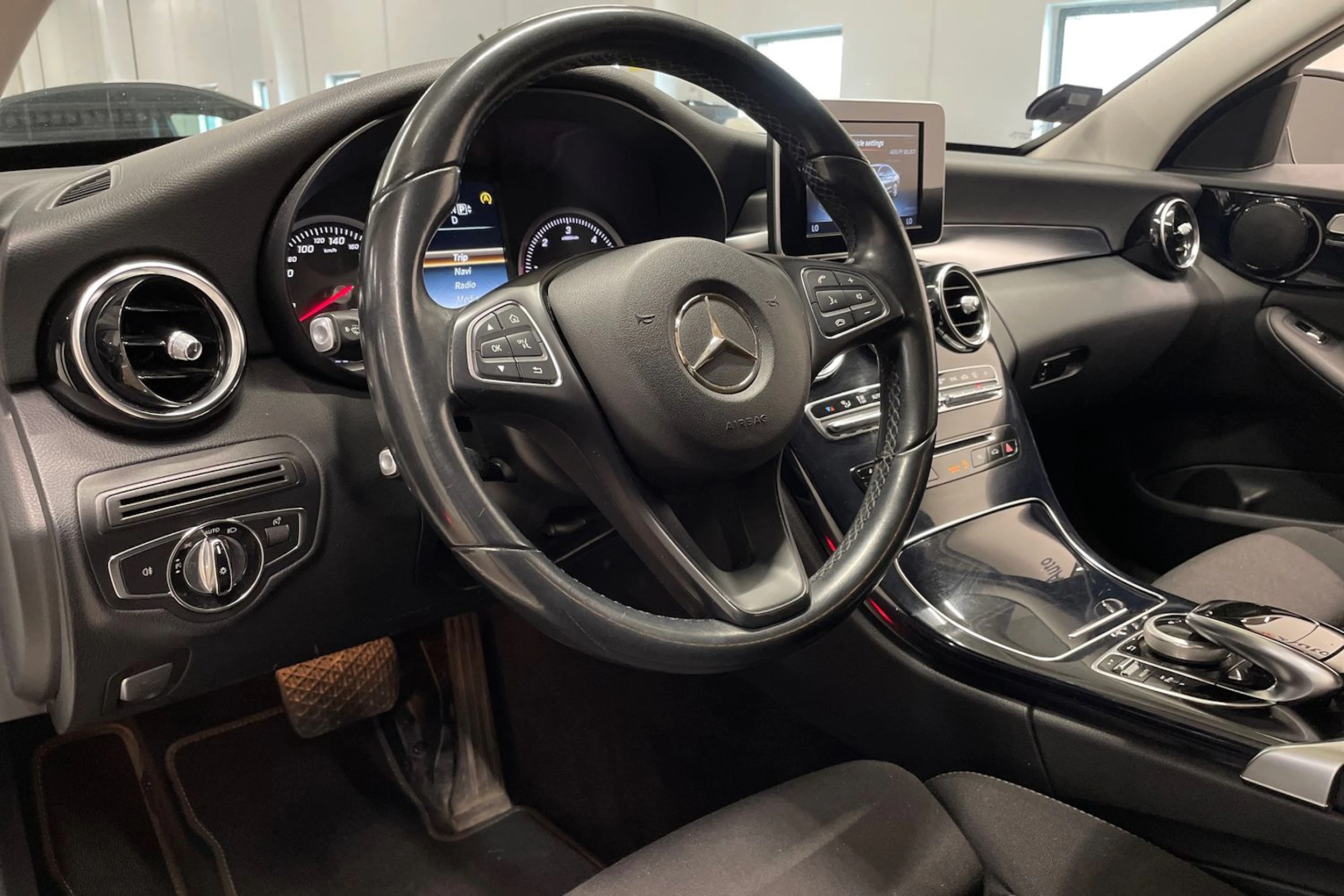 Valkoinen Mercedes-Benz C 2015 kuva 26.