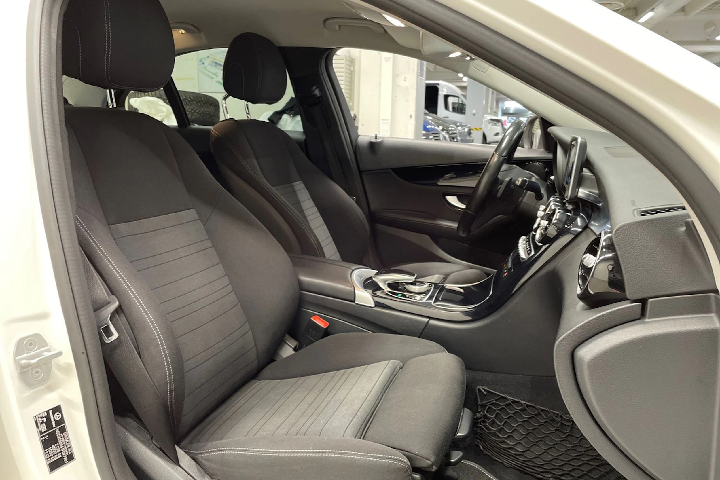 Valkoinen Mercedes-Benz C 2015 kuva 27.