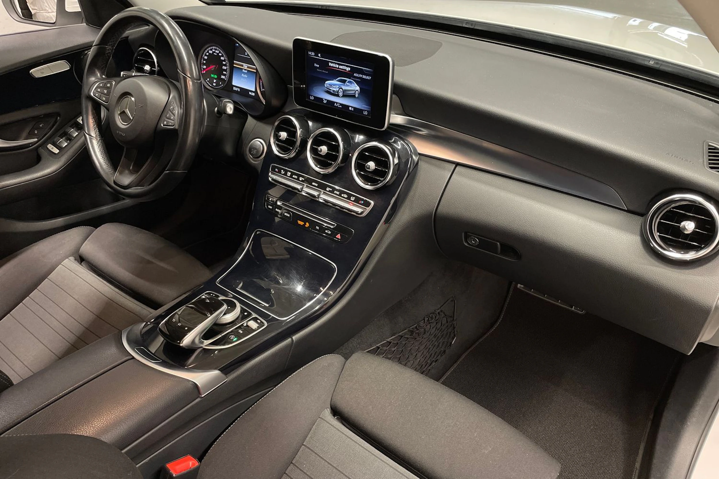 Valkoinen Mercedes-Benz C 2015 kuva 28.