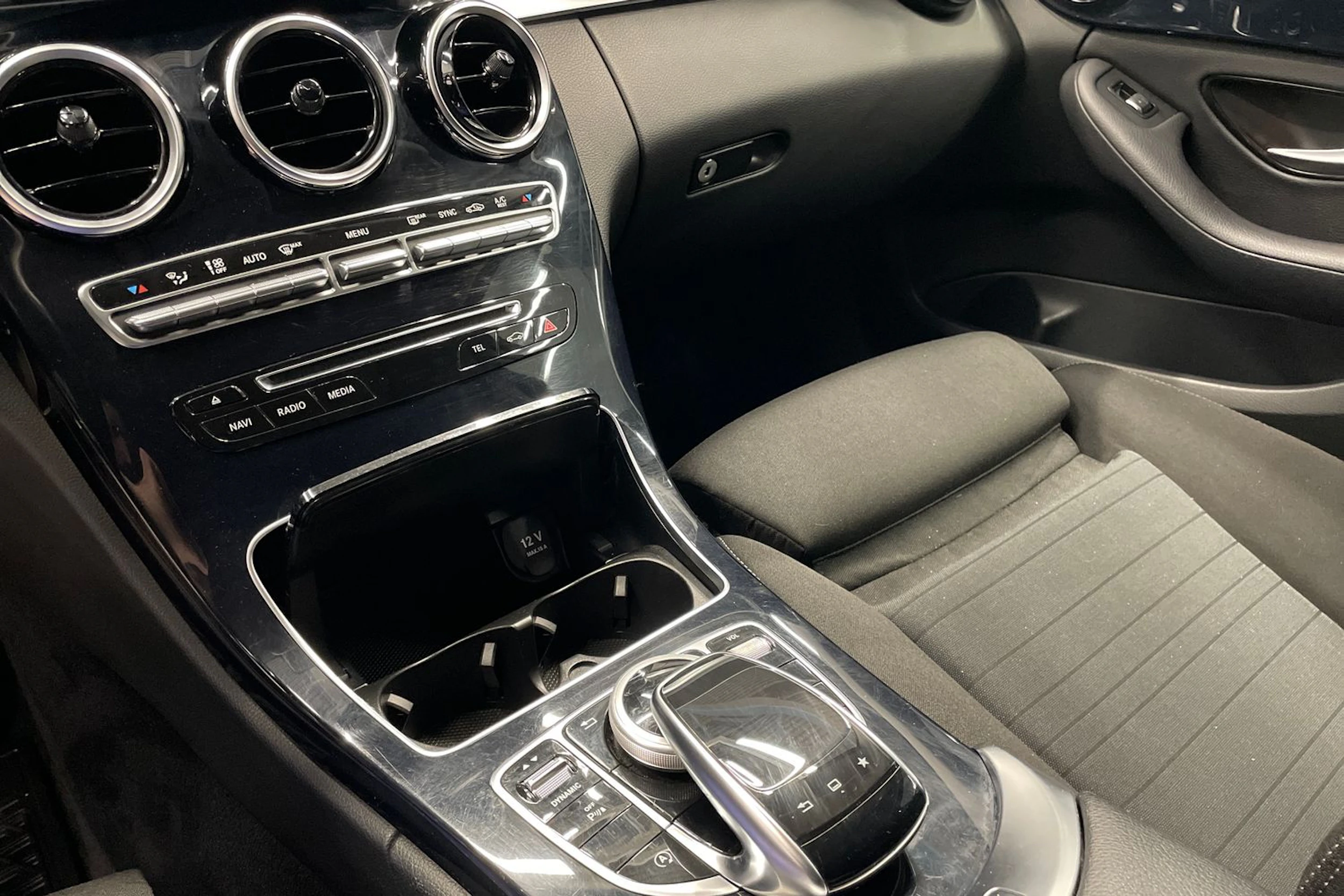 Harmaa Mercedes-Benz C 2015 kuva 25.