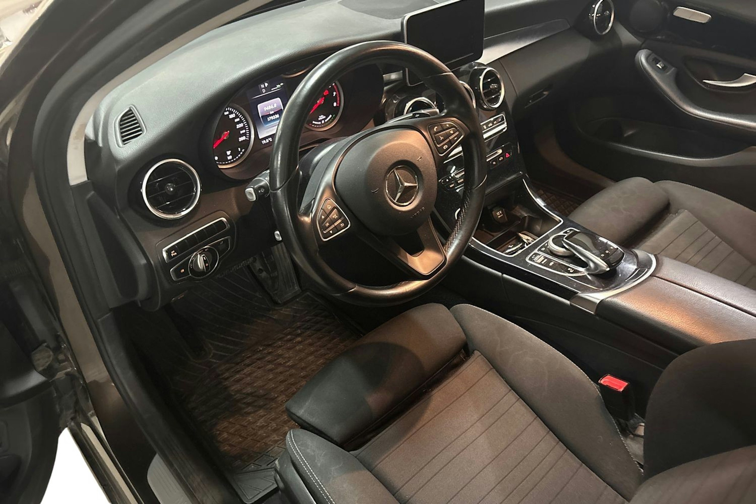 Ruskea (beige) Mercedes-Benz C 2015 kuva 3.