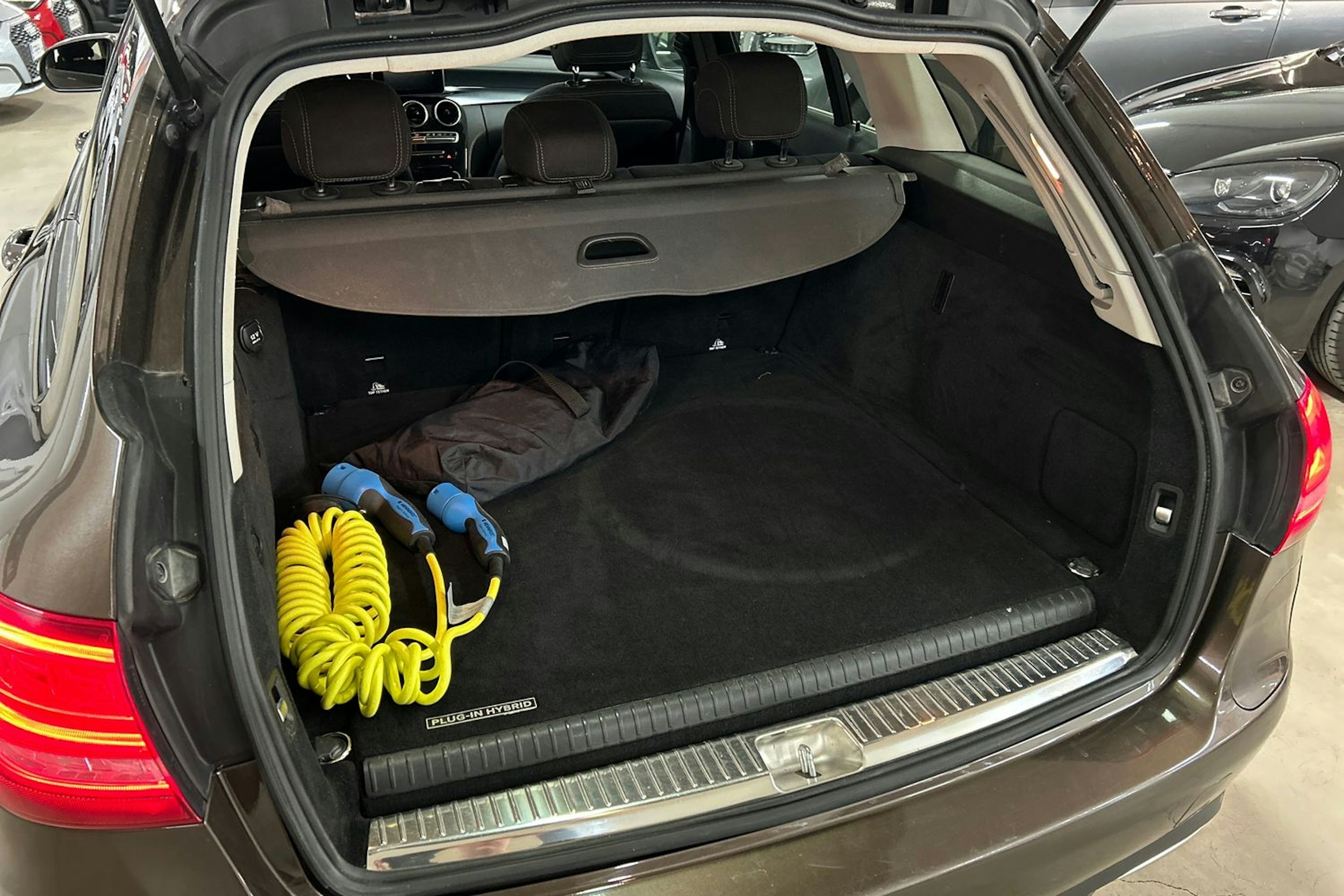 Ruskea (beige) Mercedes-Benz C 2015 kuva 11.