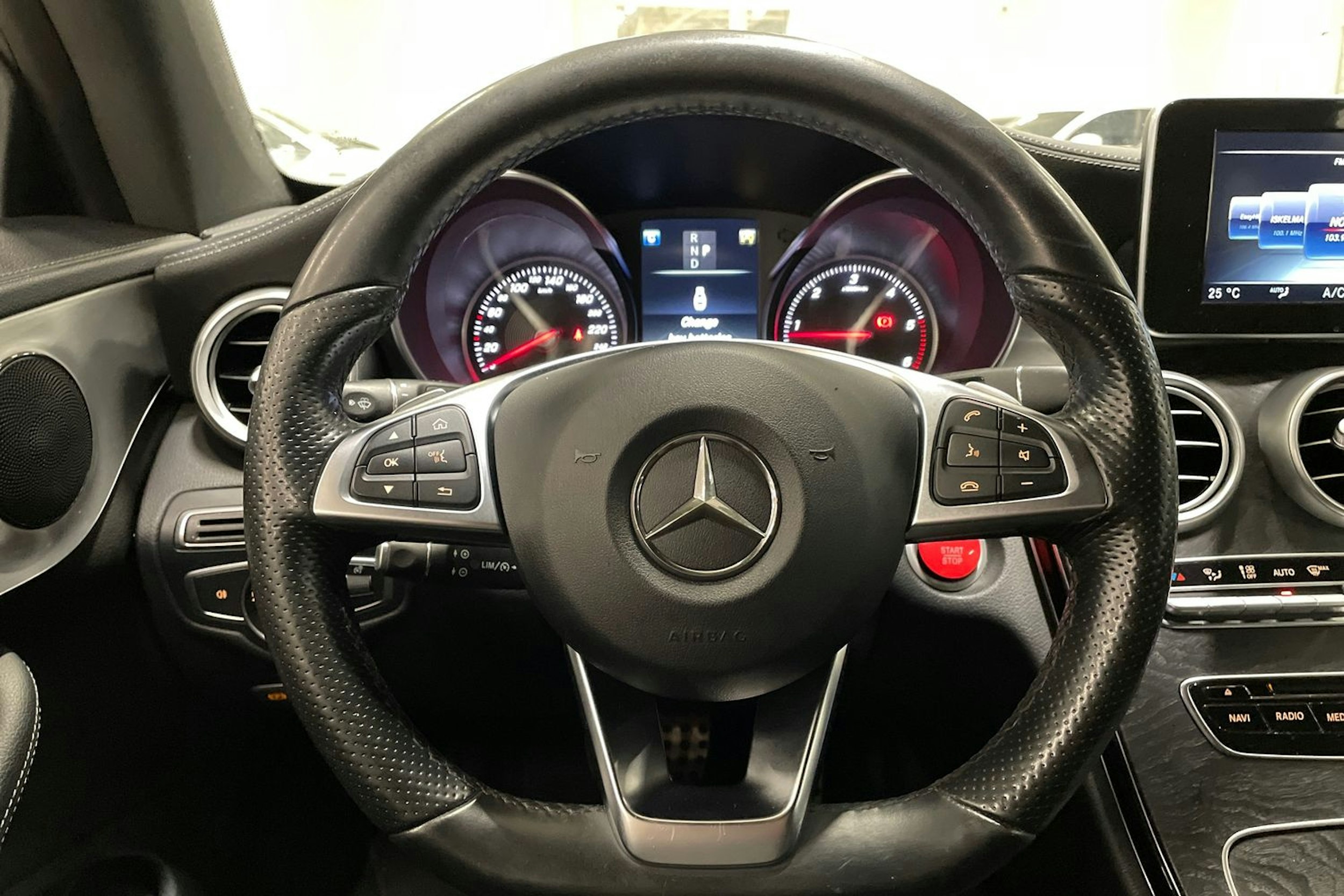 musta Mercedes-Benz C 2016 kuva 17.