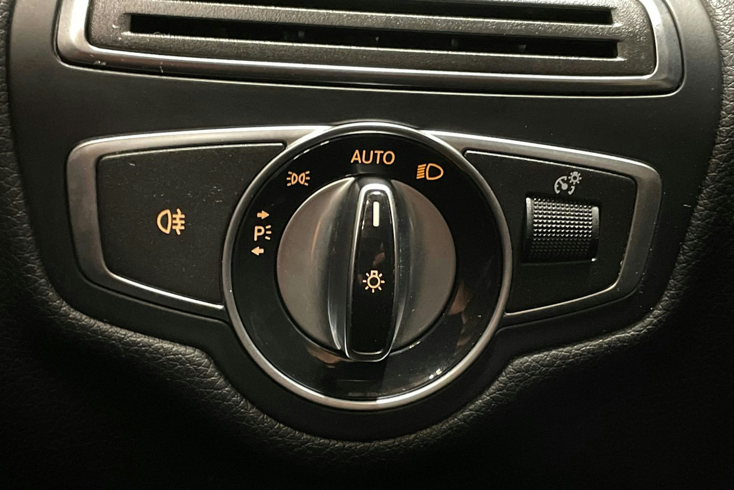 musta Mercedes-Benz C 2016 kuva 22.