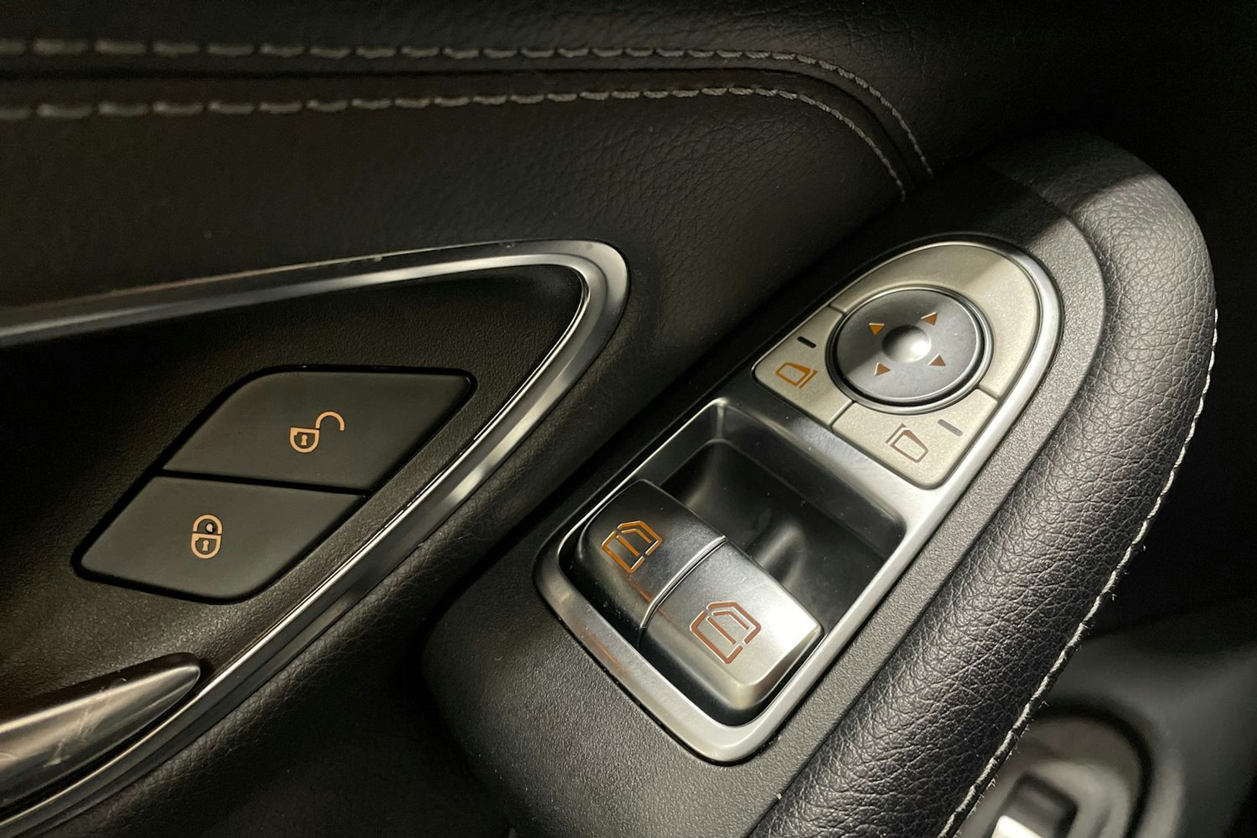 musta Mercedes-Benz C 2016 kuva 31.