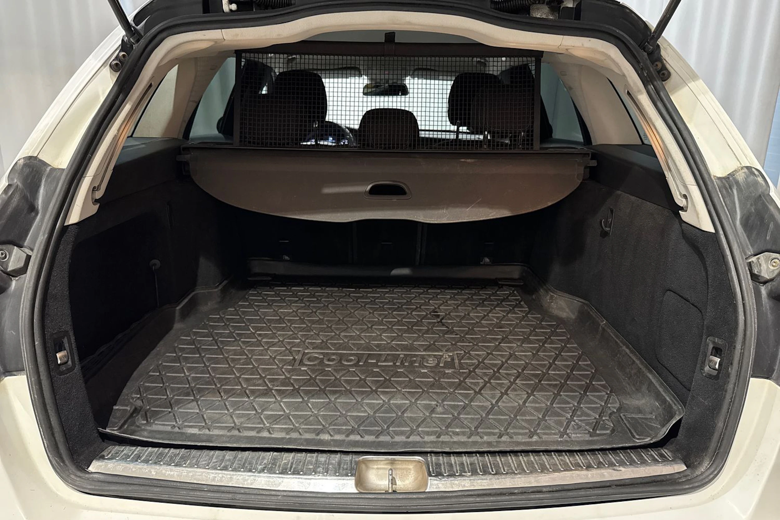 valkoinen Mercedes-Benz C 2016 kuva 12.